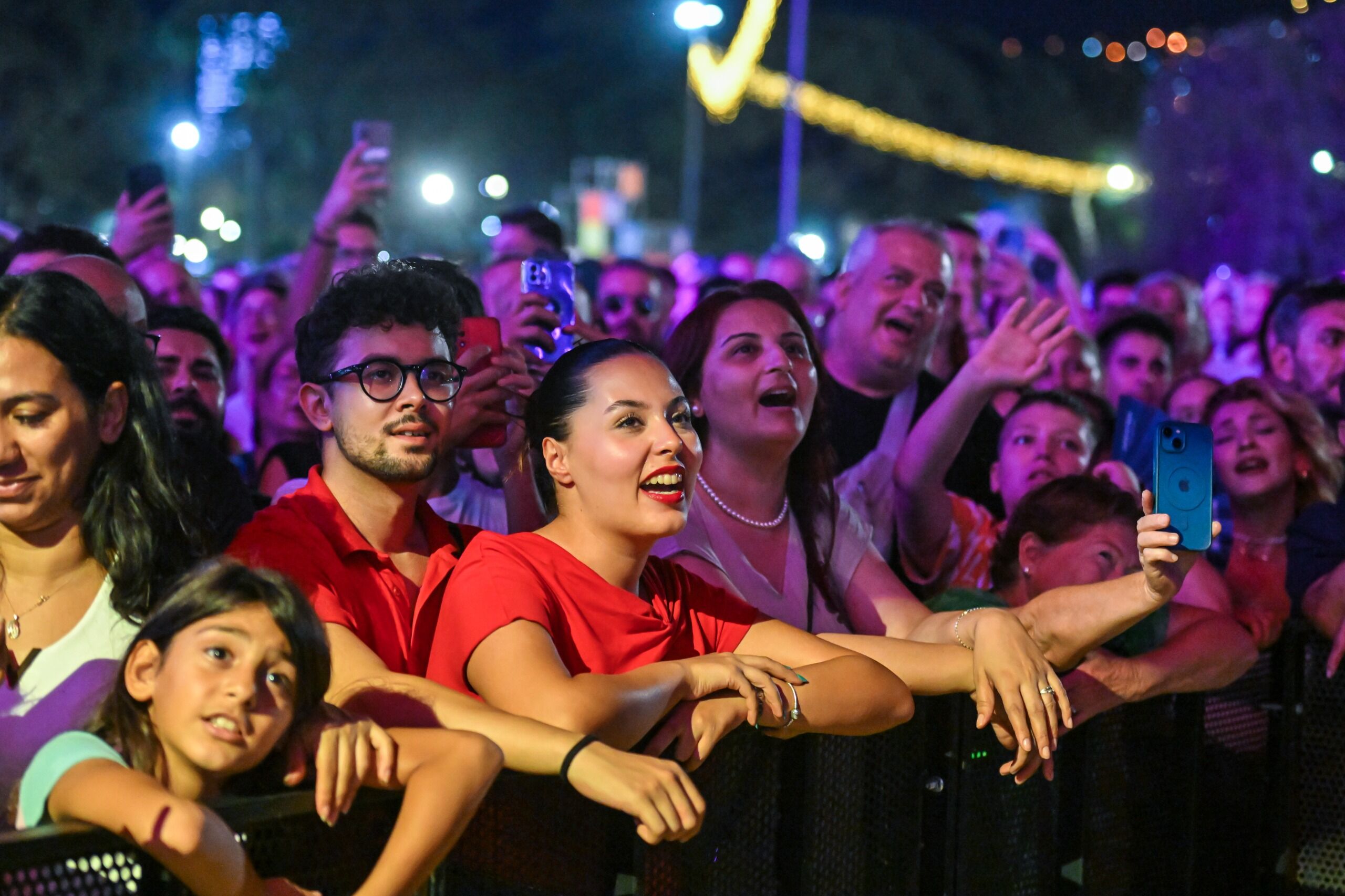 İEF’de sanat dolu gece: Levent Yüksel ve Salih Bademci, fuarın ikinci gününde İzmirlilerle buluştu.