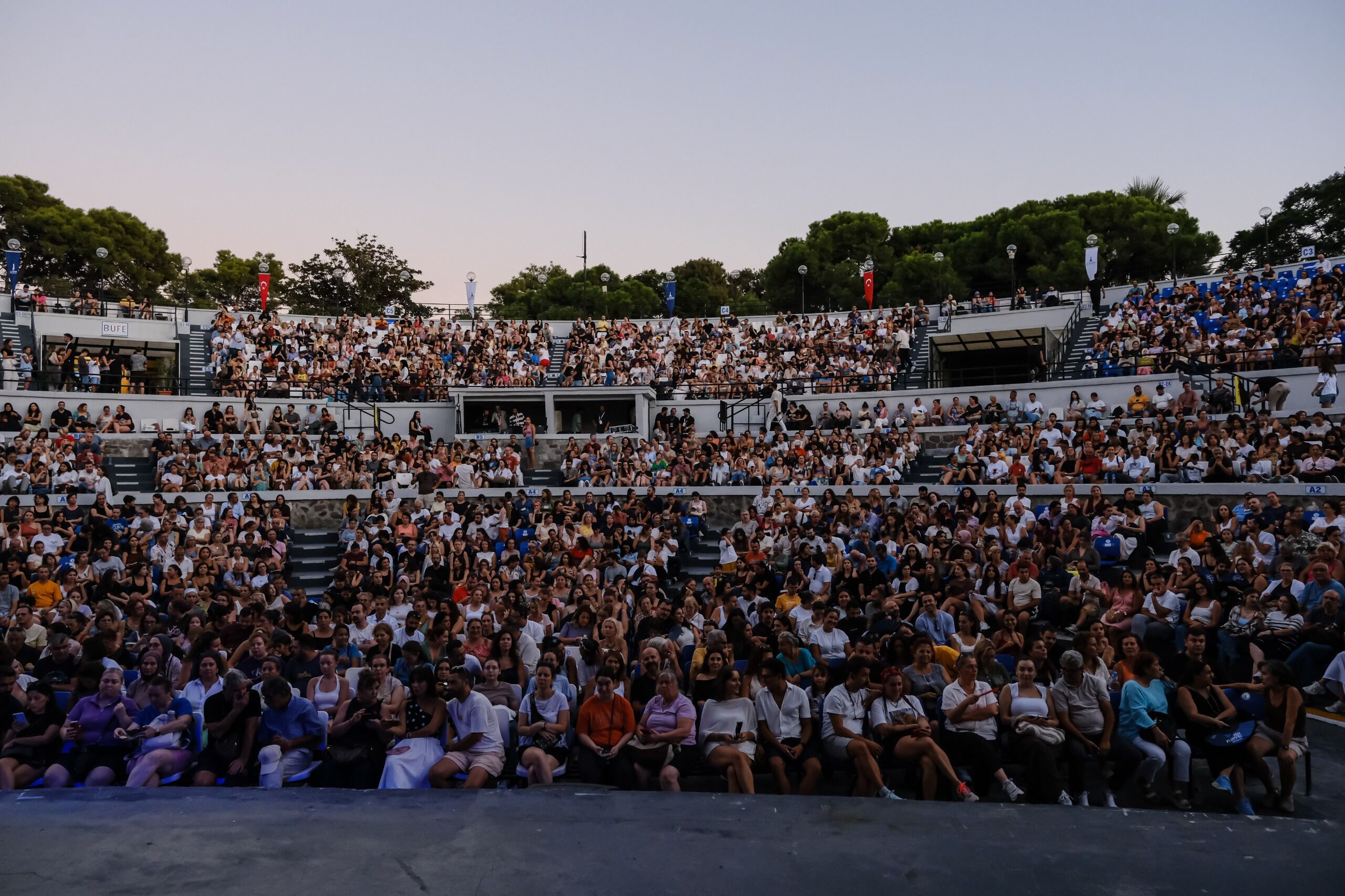 İEF’de sanat dolu gece: Levent Yüksel ve Salih Bademci, fuarın ikinci gününde İzmirlilerle buluştu.