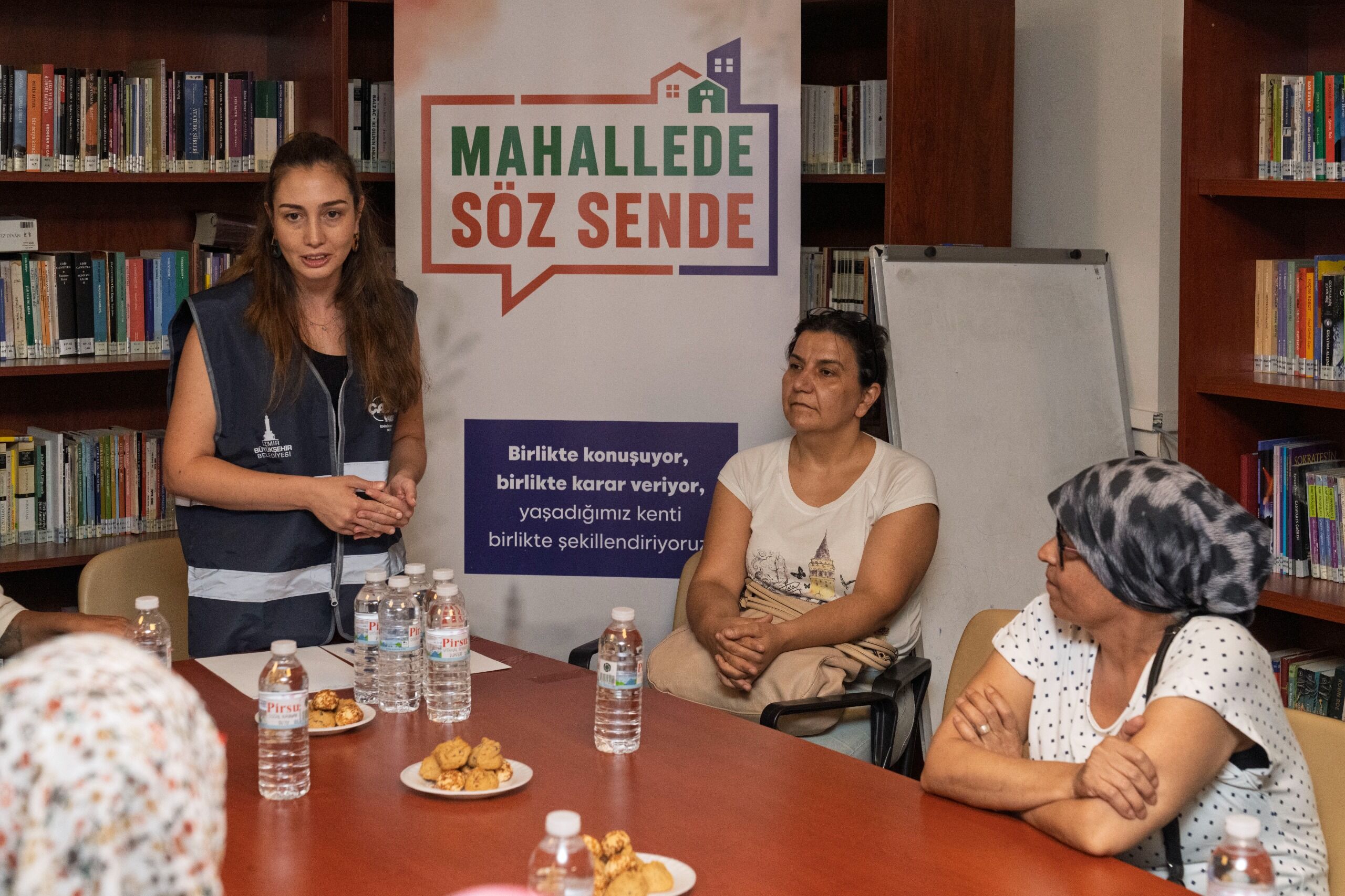 İzmir Büyükşehir Belediyesi’nin “Mahallede Söz Sende” programı, Buca Ufuk Mahallesi’nde vatandaşların sorun ve taleplerini dinlemek için düzenlendi.