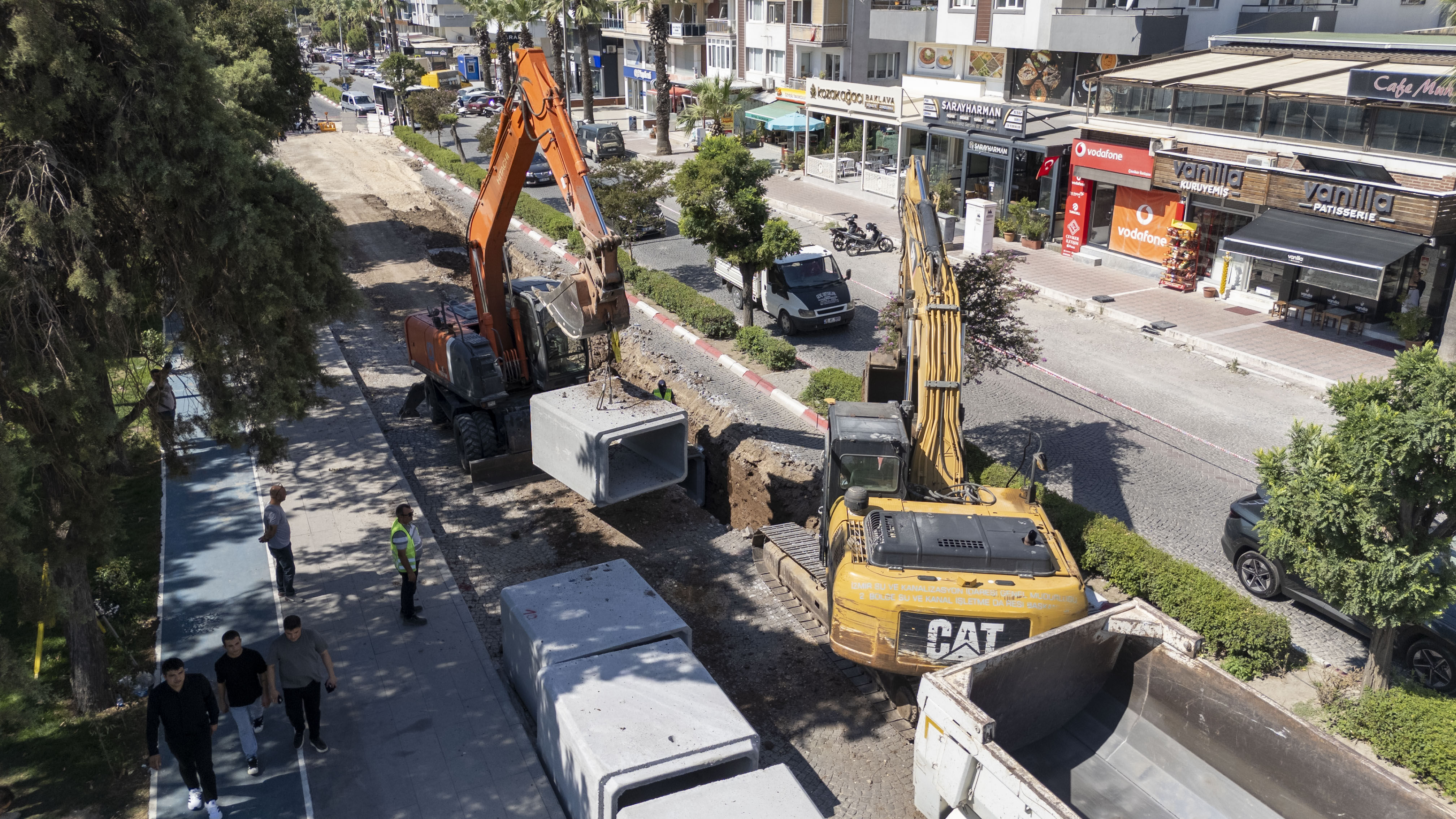 İZSU, Bergama’da taşkın riskini azaltmak için 300 metrelik yağmur suyu hattı ve 600 metrelik içme suyu hattı yenilemesi yapıyor.