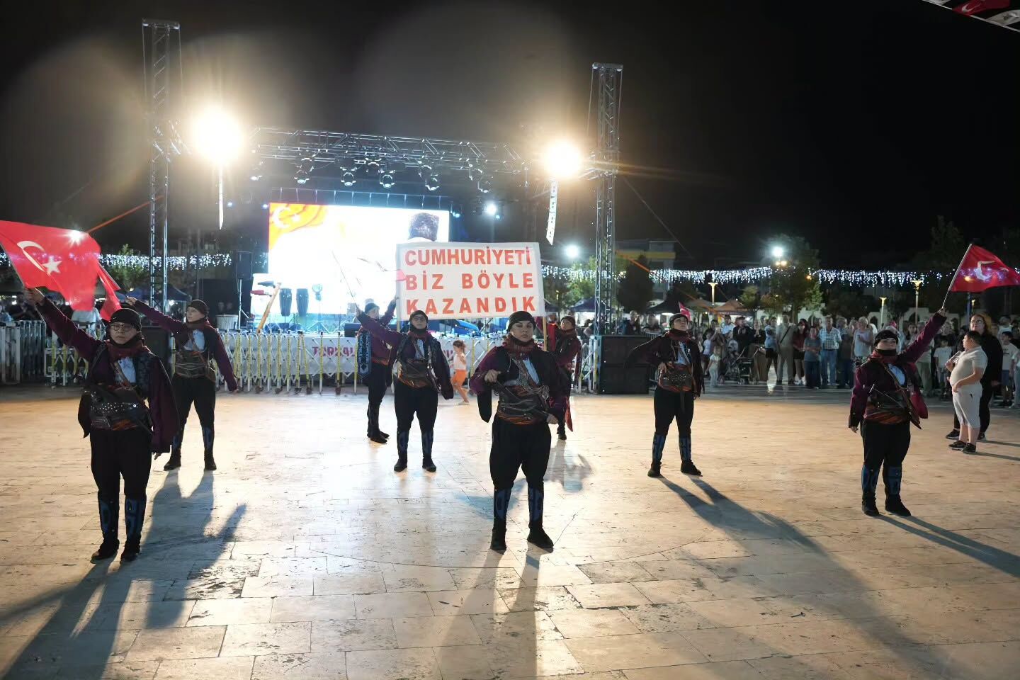 Torbalı’nın düşman işgalinden kurtuluşunun 104. yıl dönümü, gün boyu düzenlenen etkinliklerin ardından Fulya Atıl konseriyle kutlandı.