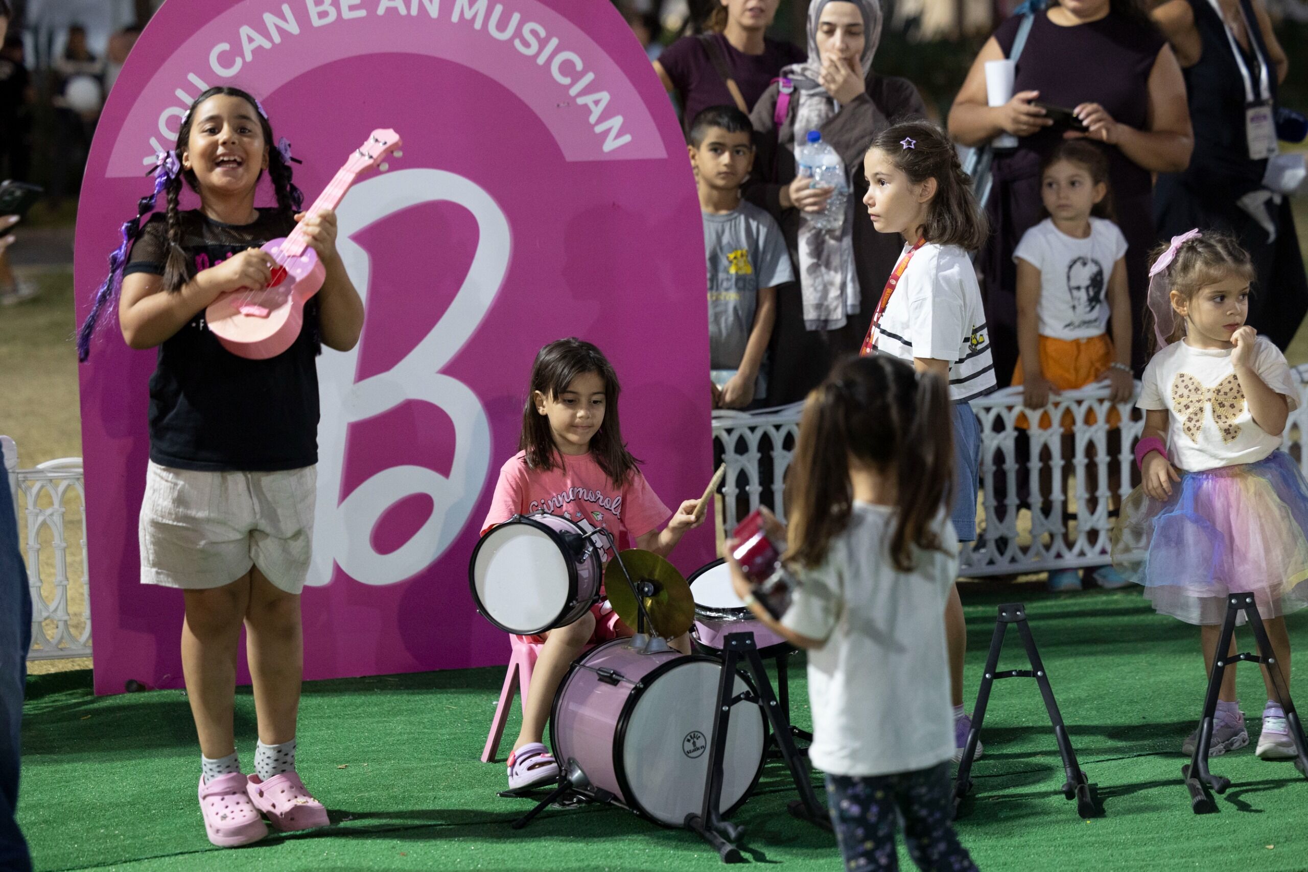 Spot: 95. İzmir Enternasyonal Fuarı, çocuklara özel etkinlikleriyle minik ziyaretçilere eğlence dolu saatler yaşatıyor.