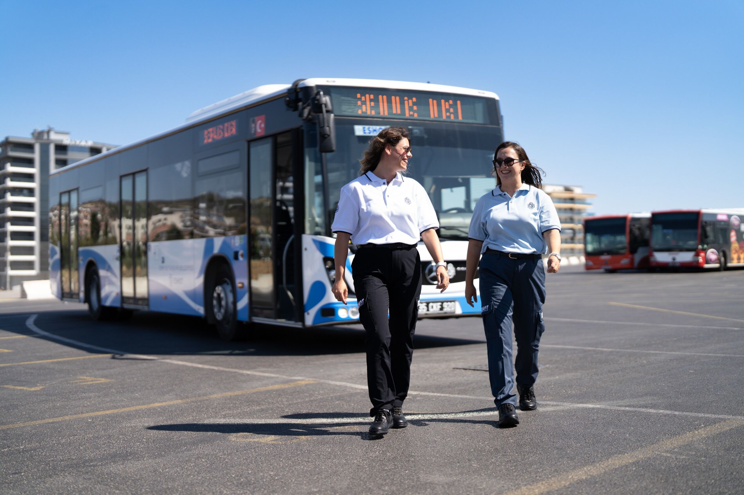 İzmir Büyükşehir Belediyesi’nin toplu ulaşım kuruluşu ESHOT, şoförlerin çalışma kıyafetlerini yeniliyor. Yeni kıyafetlerde konfor, güvenlik ve işlevsellik öne çıkıyor.