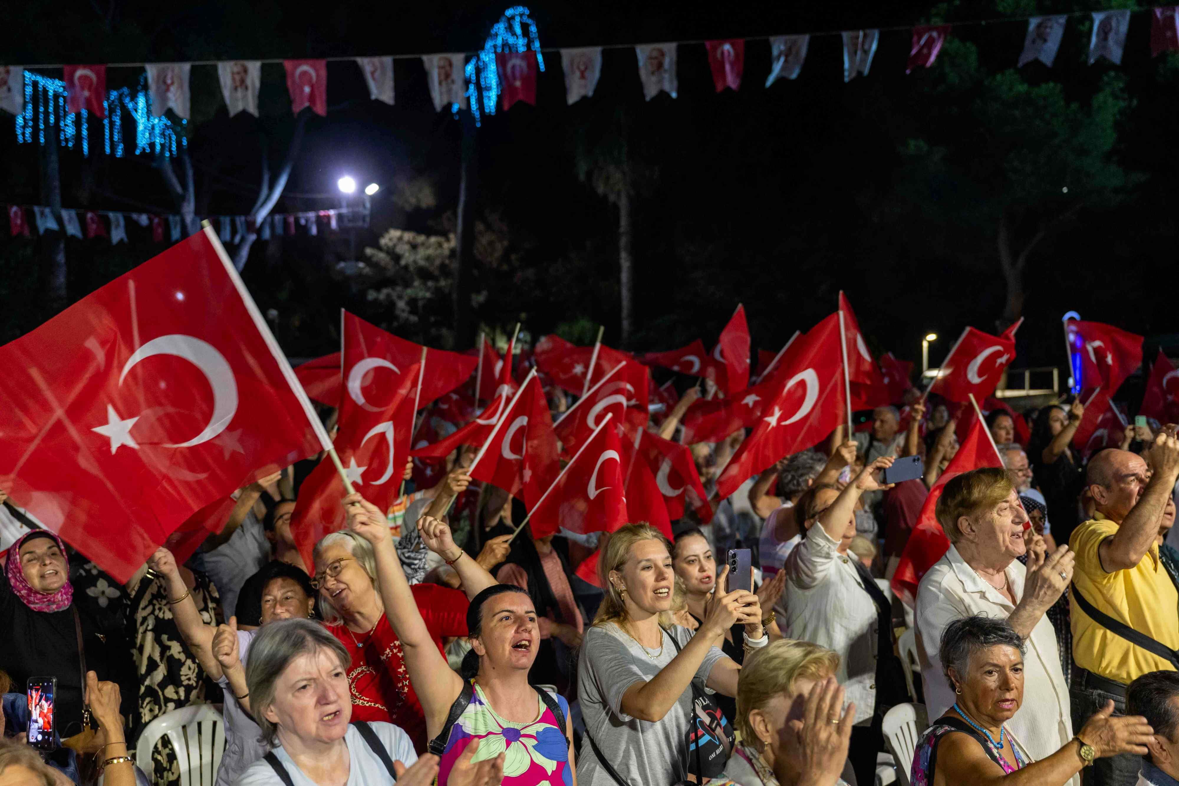 İzmir’in kurtuluşunun 104’üncü yıl dönümü, Bornova’da düzenlenen konserle kutlandı. Binlerce Bornovalı, Atatürk’ün sevdiği eserler ve Yıldırım Bekçi’nin şarkılarıyla 9 Eylül coşkusunu yaşadı.