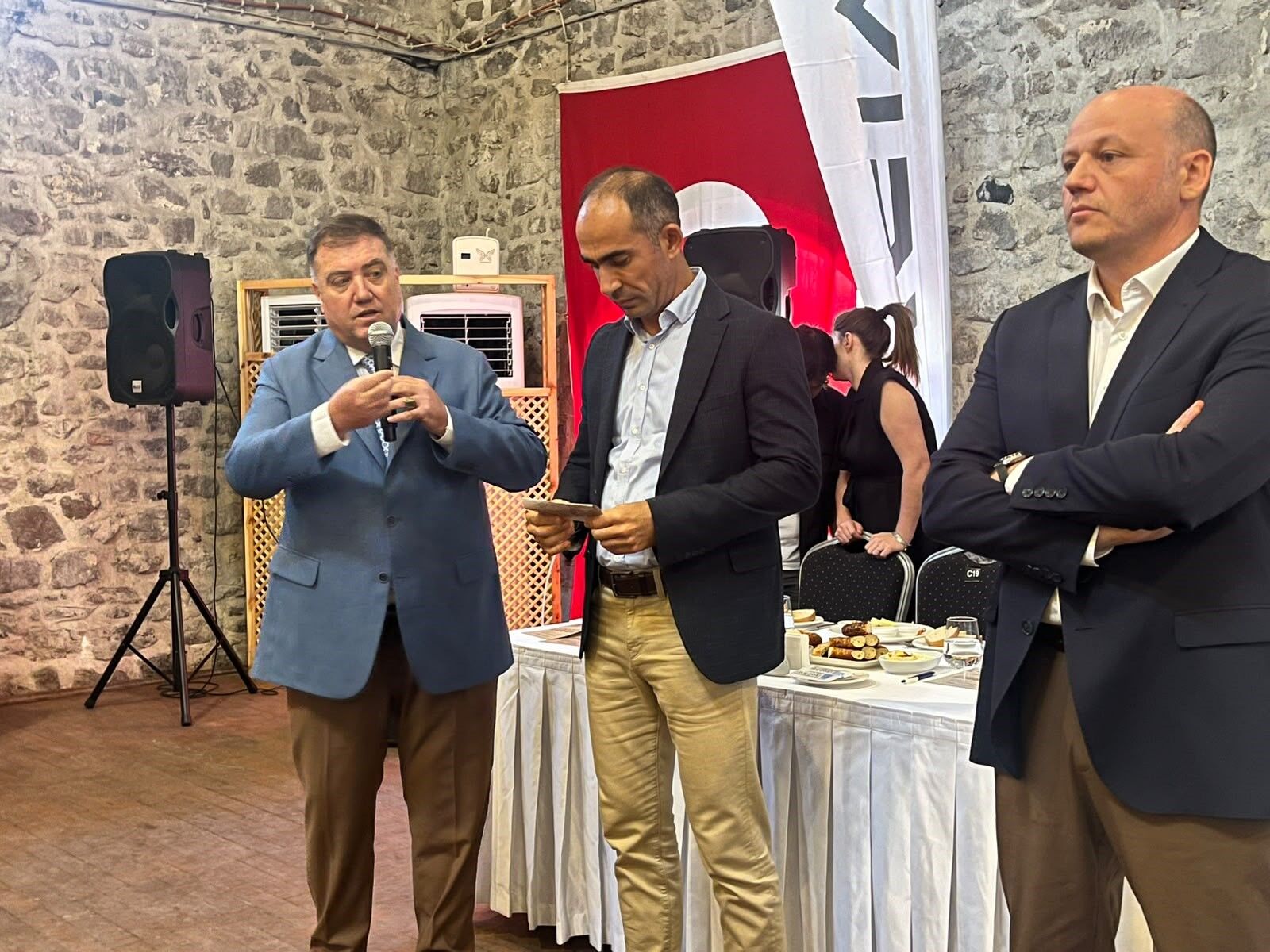 İzmir Şoförler ve Otomobilciler Esnaf Odası ile Renault Mais ve Dacia arasında imzalanan protokolle taksi esnafının fabrika çıkışlı LPG’li araçlara yönelmesi teşvik edilecek.