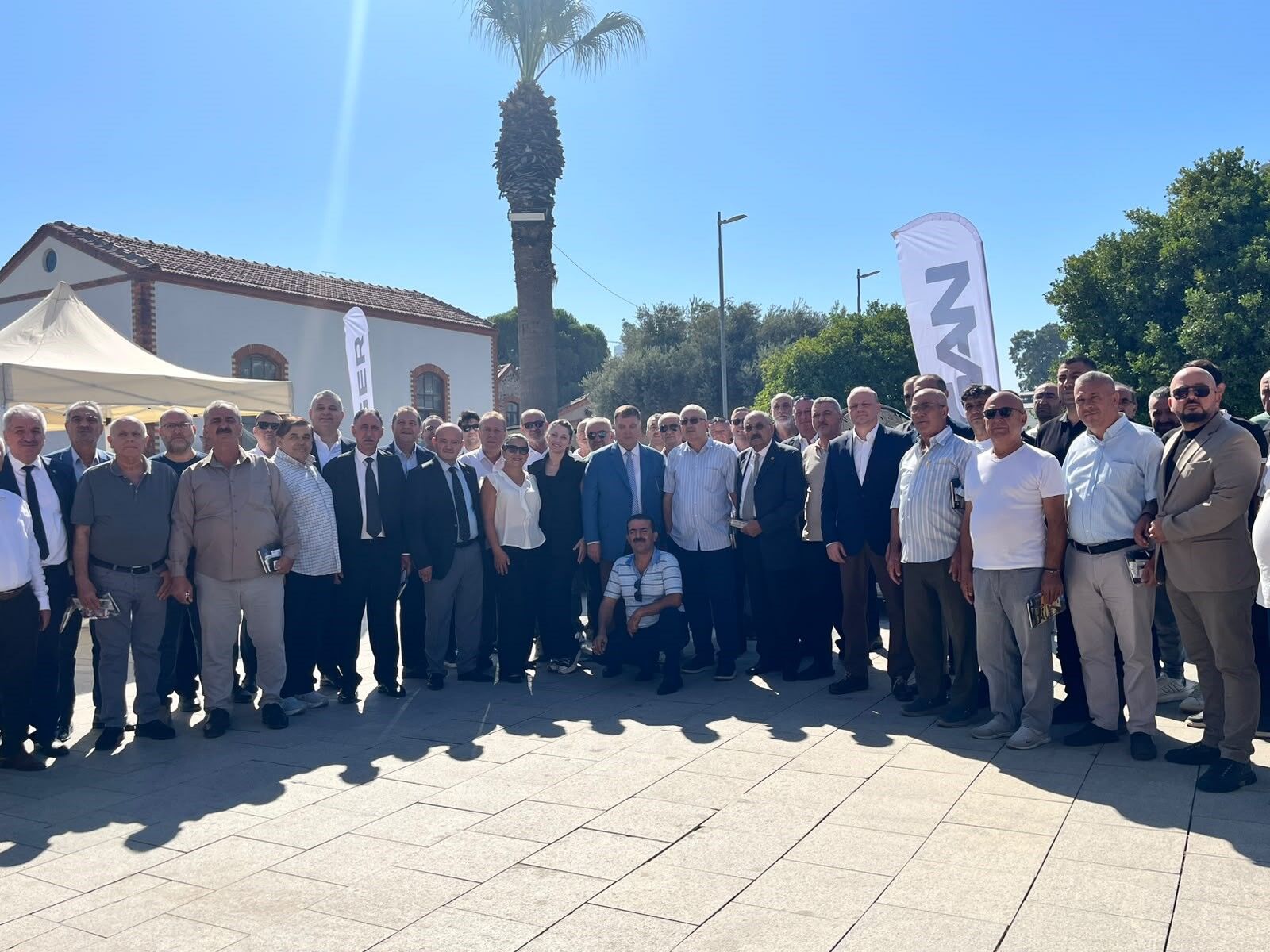 İzmir Şoförler ve Otomobilciler Esnaf Odası ile Renault Mais ve Dacia arasında imzalanan protokolle taksi esnafının fabrika çıkışlı LPG’li araçlara yönelmesi teşvik edilecek.
