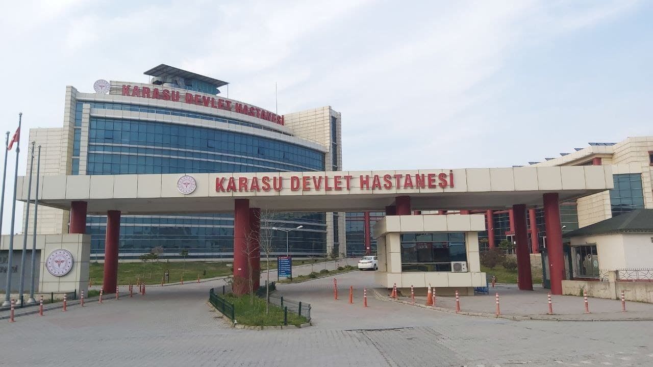 Sakarya’nın Karasu ilçesinde görev yapan dahiliye doktoru S.A., bazı hastalardan sağlık hizmeti karşılığında IBAN üzerinden para talep edildiği yönündeki iddialar üzerine görevden uzaklaştırıldı.