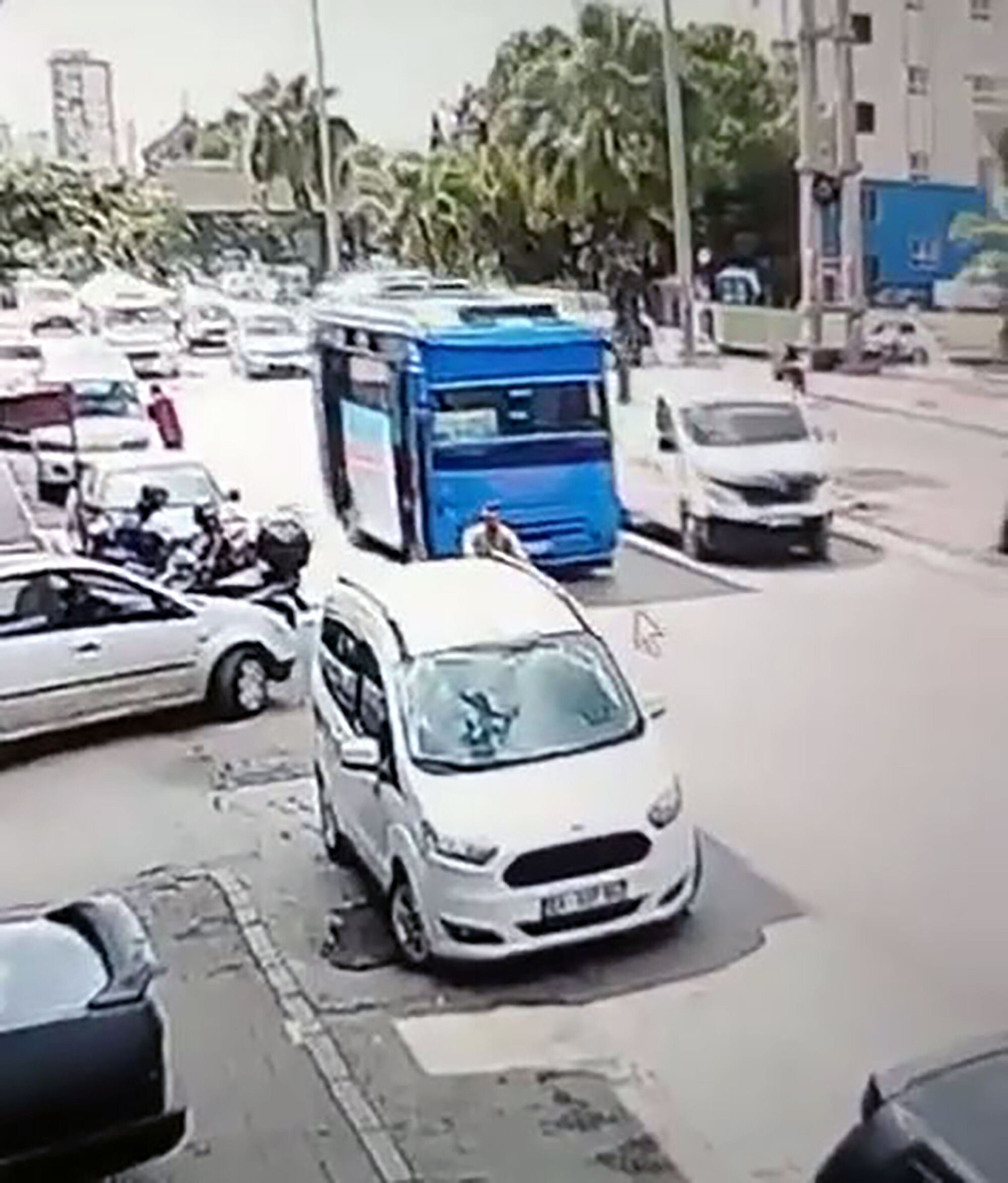 Açık Kalan Otobüs Kapısı Bisikletliyi Yola Savurdu (2)