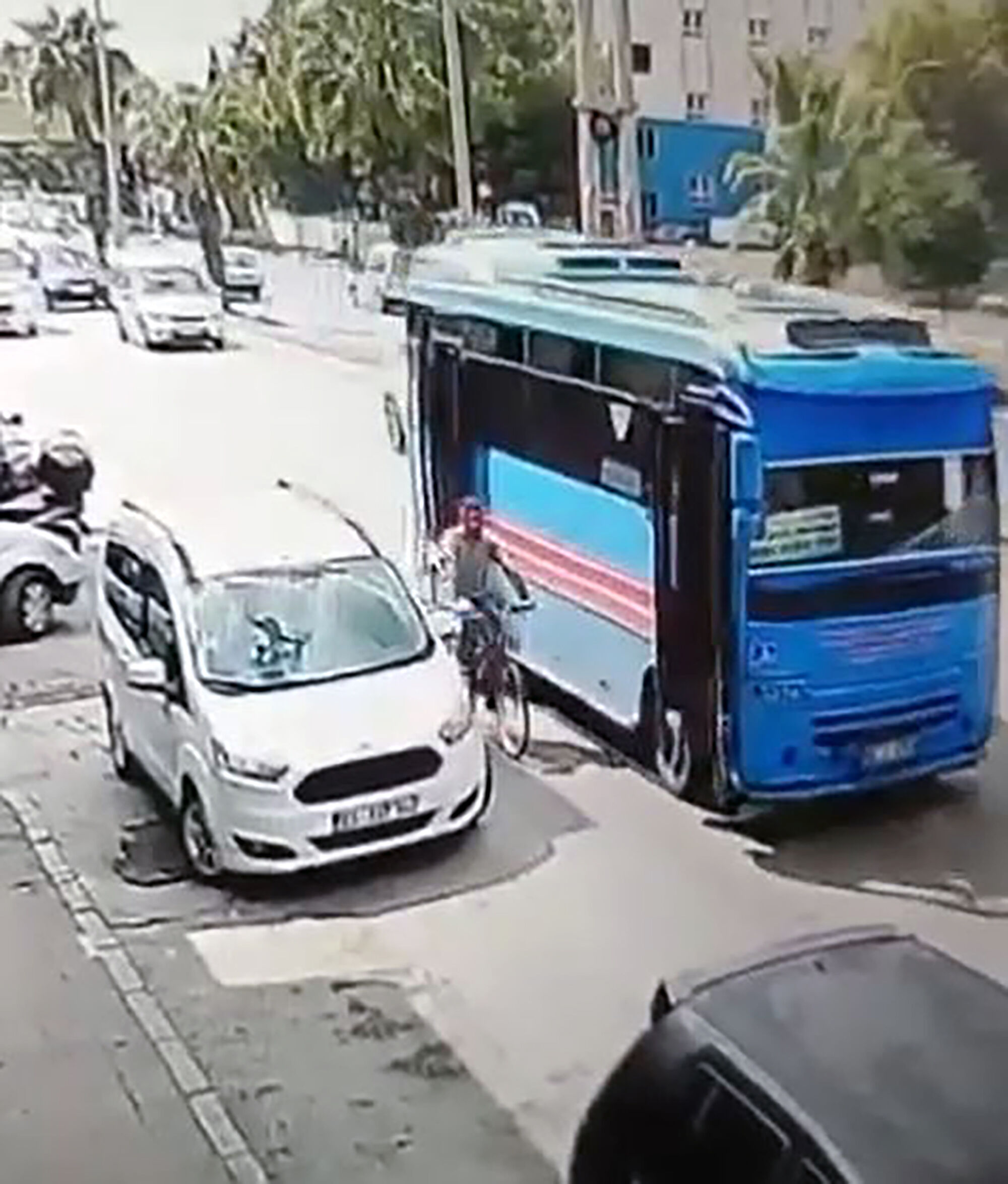 Açık Kalan Otobüs Kapısı Bisikletliyi Yola Savurdu (3)
