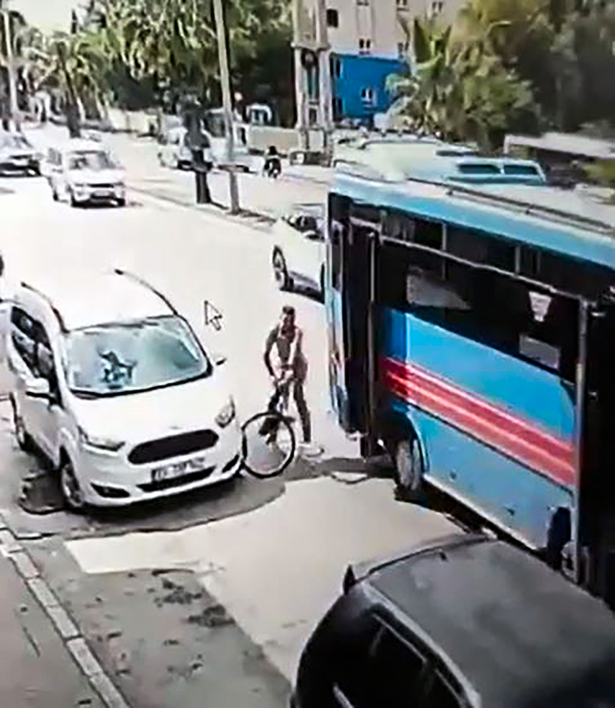 Açık Kalan Otobüs Kapısı Bisikletliyi Yola Savurdu (4)