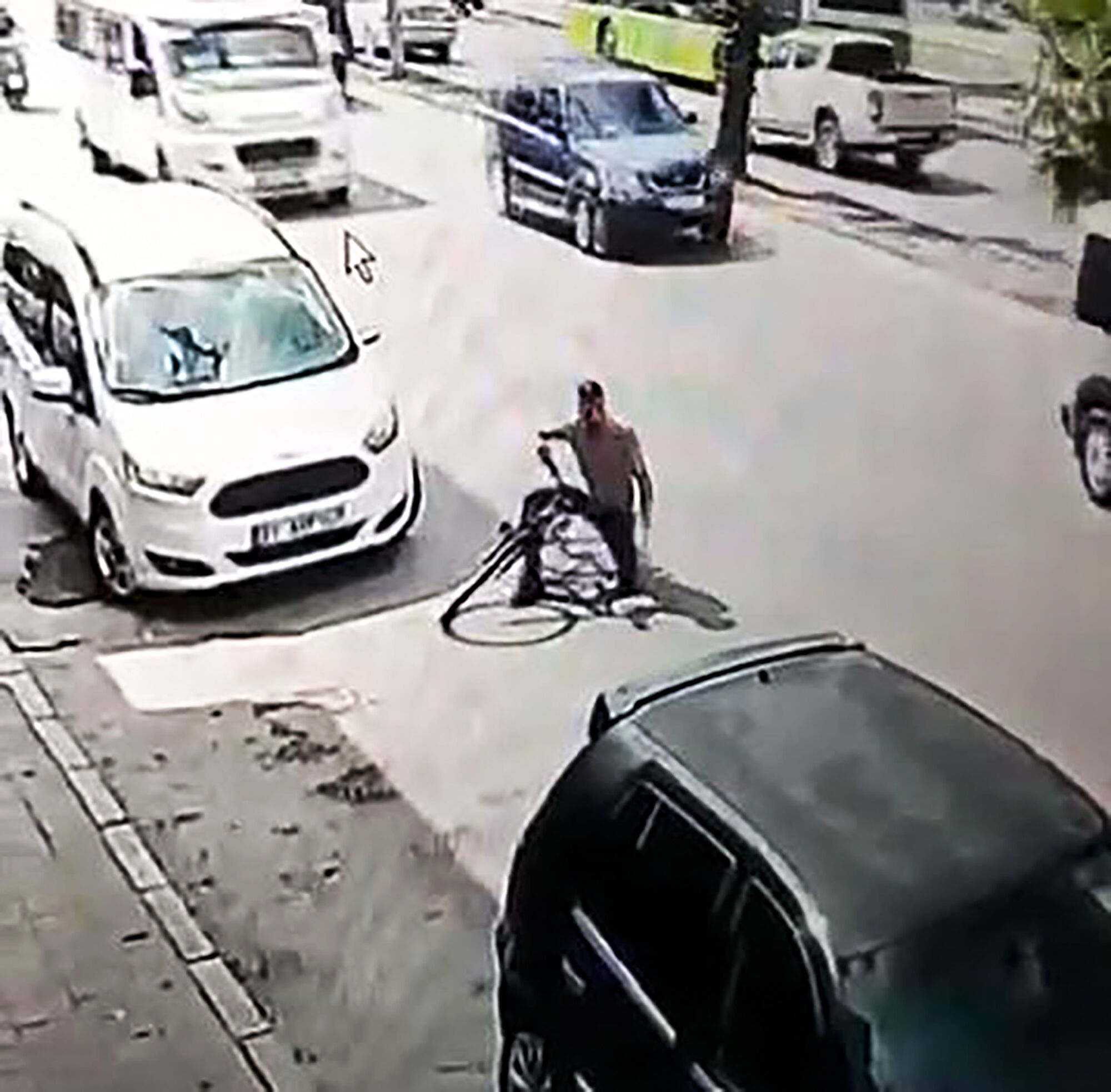 Açık Kalan Otobüs Kapısı Bisikletliyi Yola Savurdu