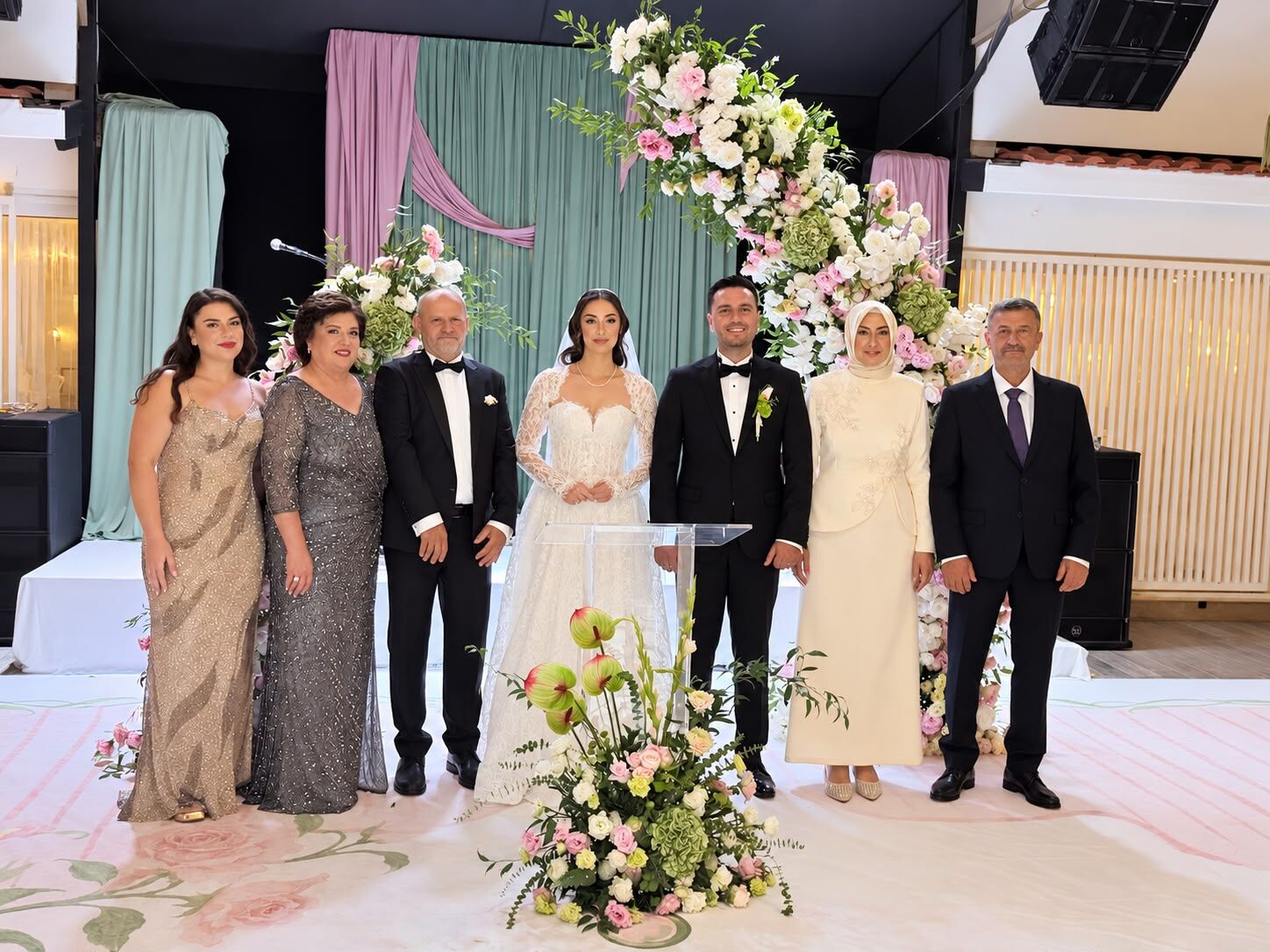 Ak Parti Çeşme İlçe Başkanı Pınar Özen’in Kızı İrem Özen, Vehbi Özcan Ile Düzenlenen Görkemli Törenle Dünyaevine Girdi. Düğün, Siyaset Ve Iş Dünyasından Çok Sayıda Ismi Buluşturdu (1)