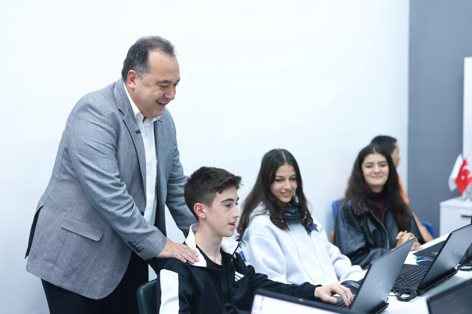 Akademi Manisa Meyvelerini Veriyor 126 Çocuk Ve Genç Dijital Eğitim Aldı (9)