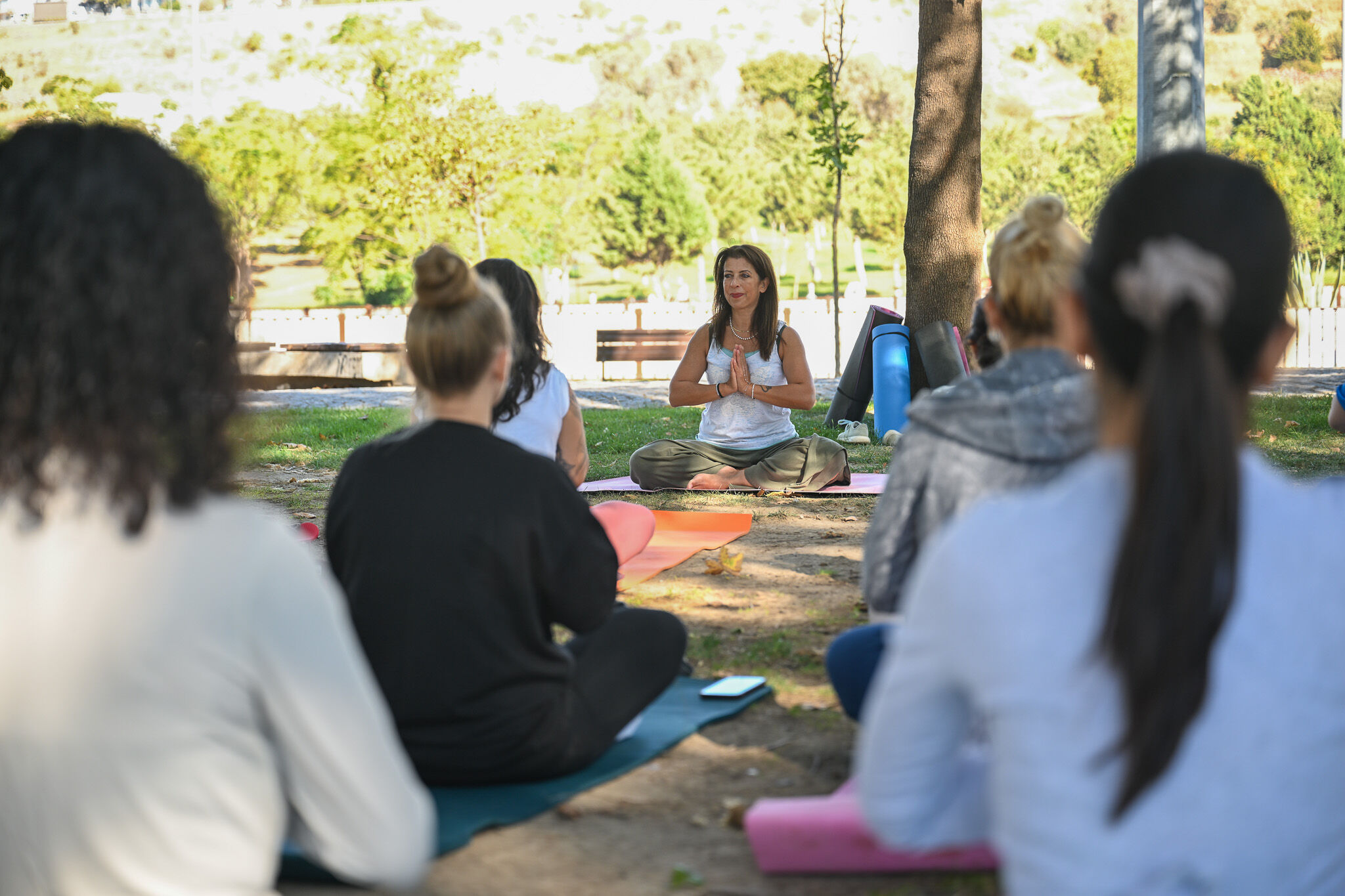Bornova’da Kadınlar, Eylül Kadın Buluşmaları Kapsamında Açık Havada Yoga Yaptı (1)