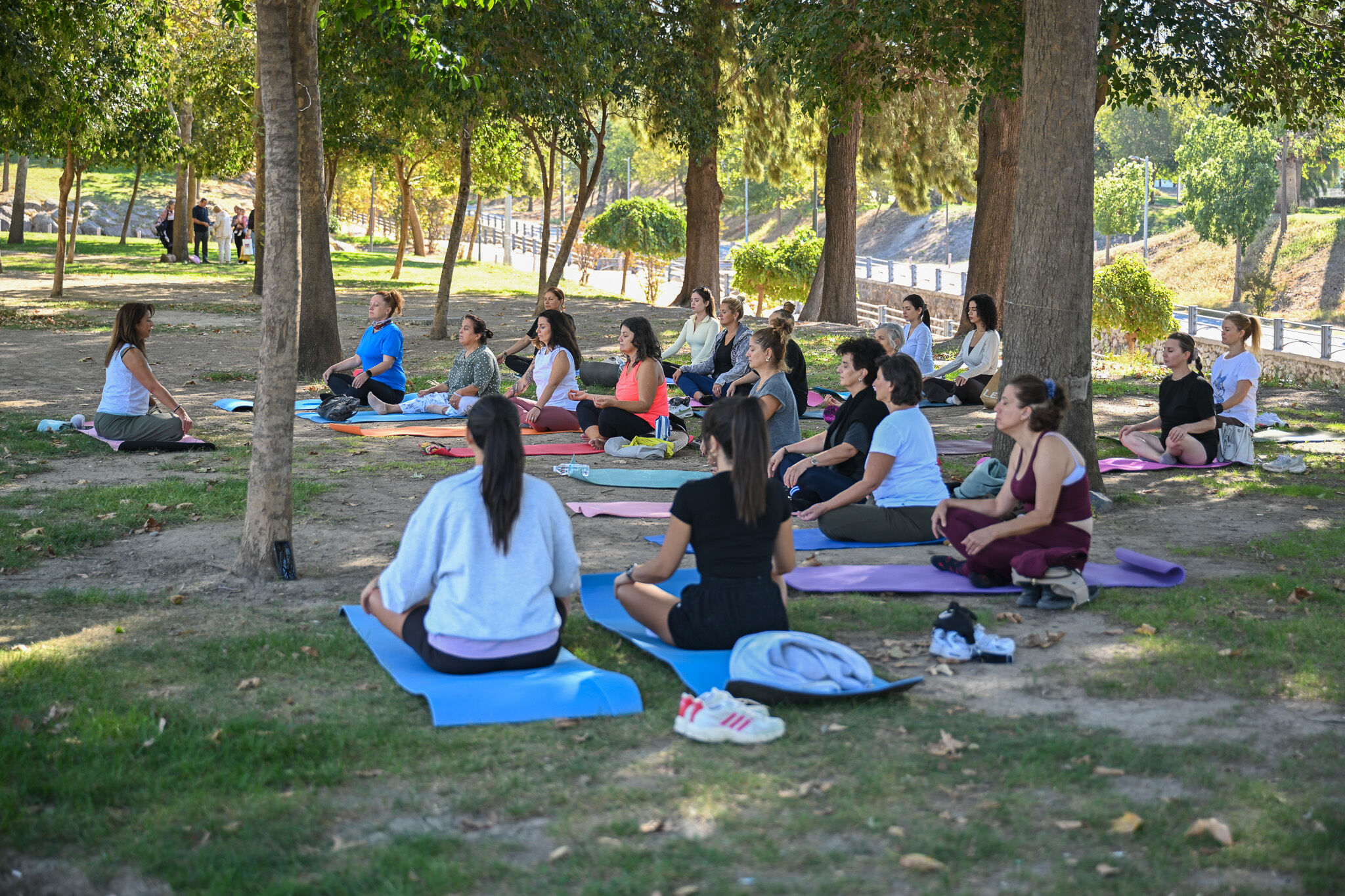 Bornova’da Kadınlar, Eylül Kadın Buluşmaları Kapsamında Açık Havada Yoga Yaptı (4)