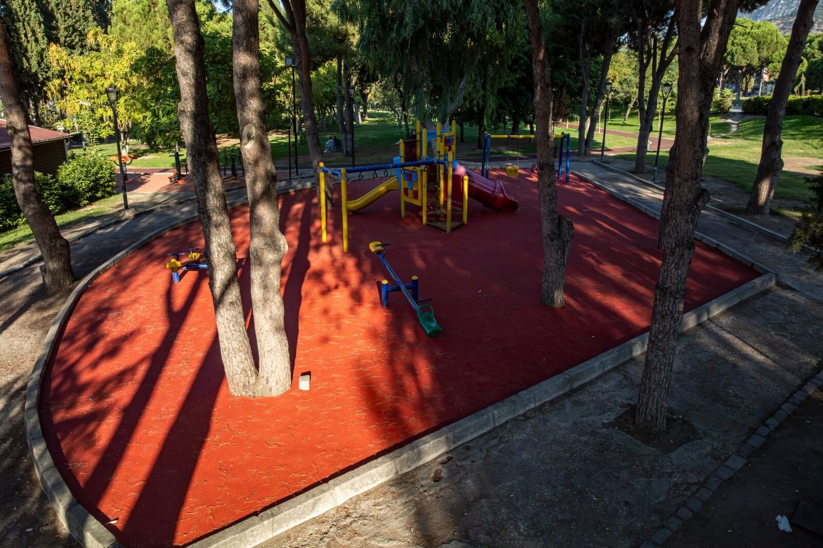 Büyükşehir’den Park Ve Oyun Alanlarına Güvenli Zemin (14)