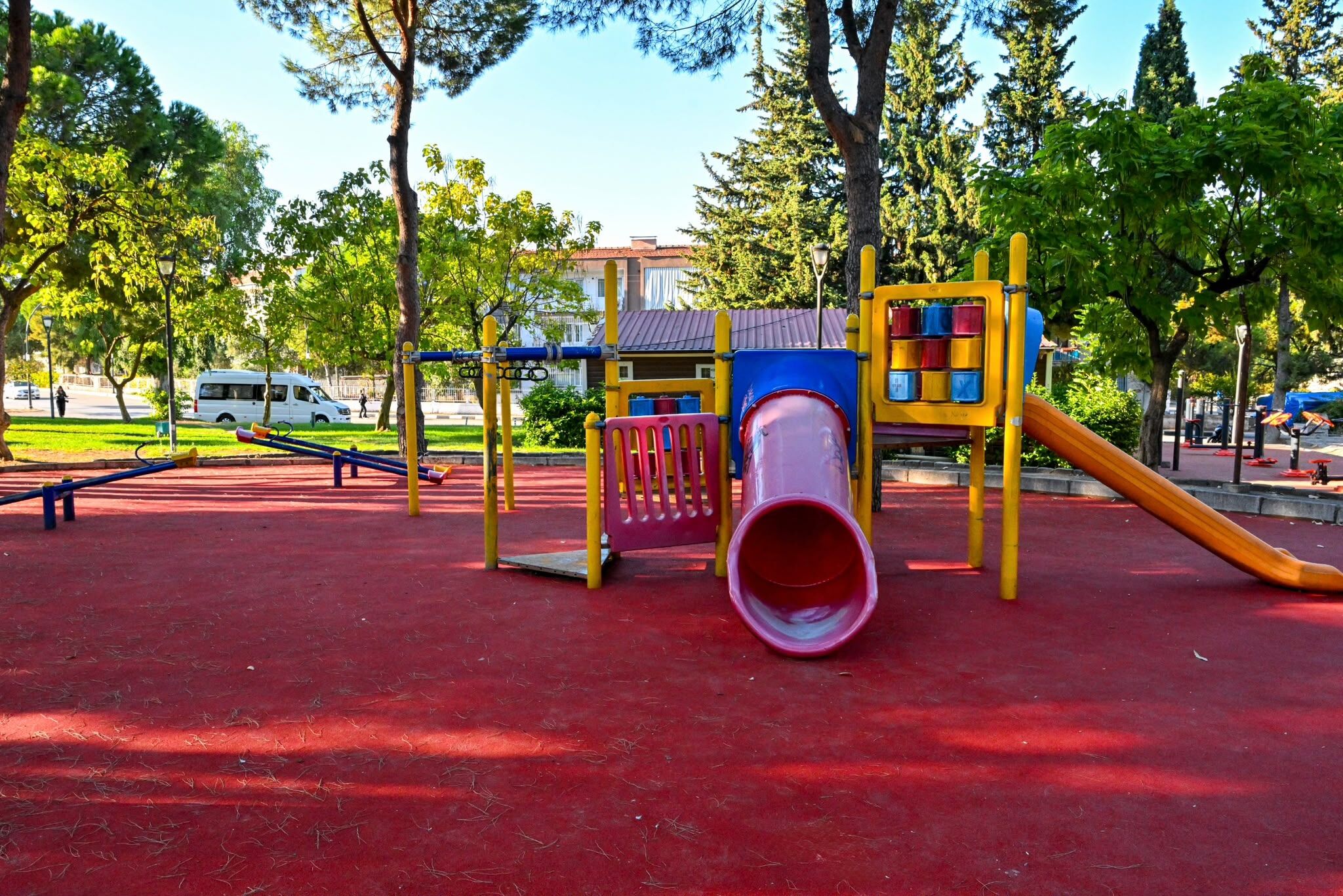 Büyükşehir’den Park Ve Oyun Alanlarına Güvenli Zemin (6)