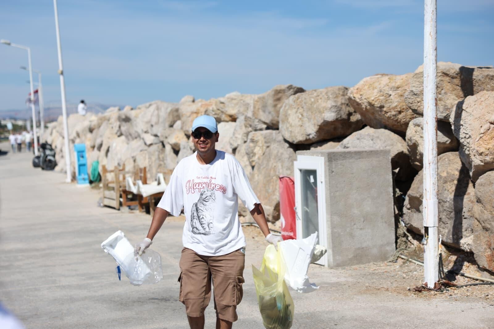Çeşme’de Kıyı Ve Deniz Tabanında Yapılan Temizlikte Yaklaşık 1,5 Ton Atık Çıkarıldı (2)