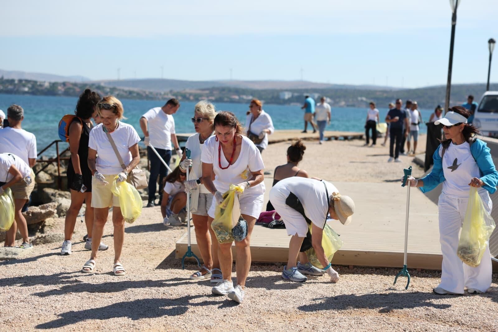 Çeşme’de Kıyı Ve Deniz Tabanında Yapılan Temizlikte Yaklaşık 1,5 Ton Atık Çıkarıldı (5)