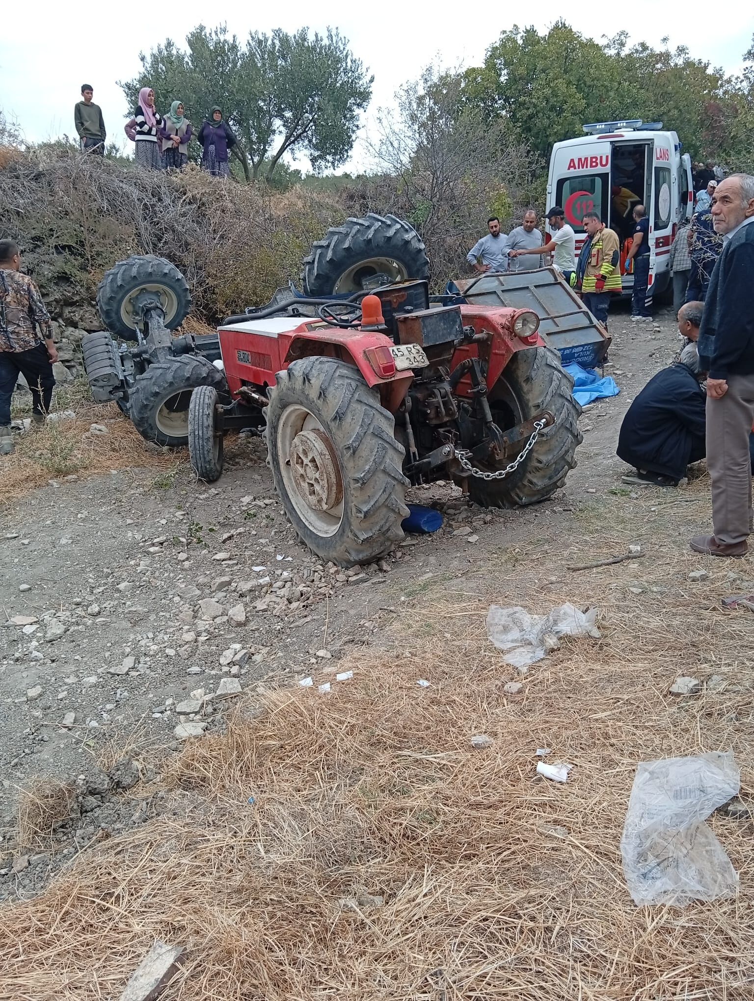 Demirci’de Devrilen Traktör Iki Can Aldı (3)