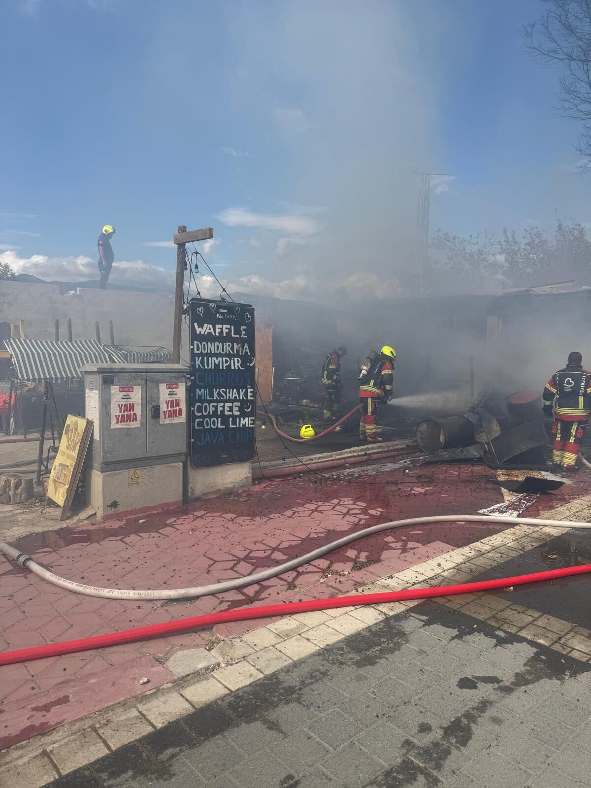 Edremit’te Bitişik Iş Yerlerinde Yangın Paniği