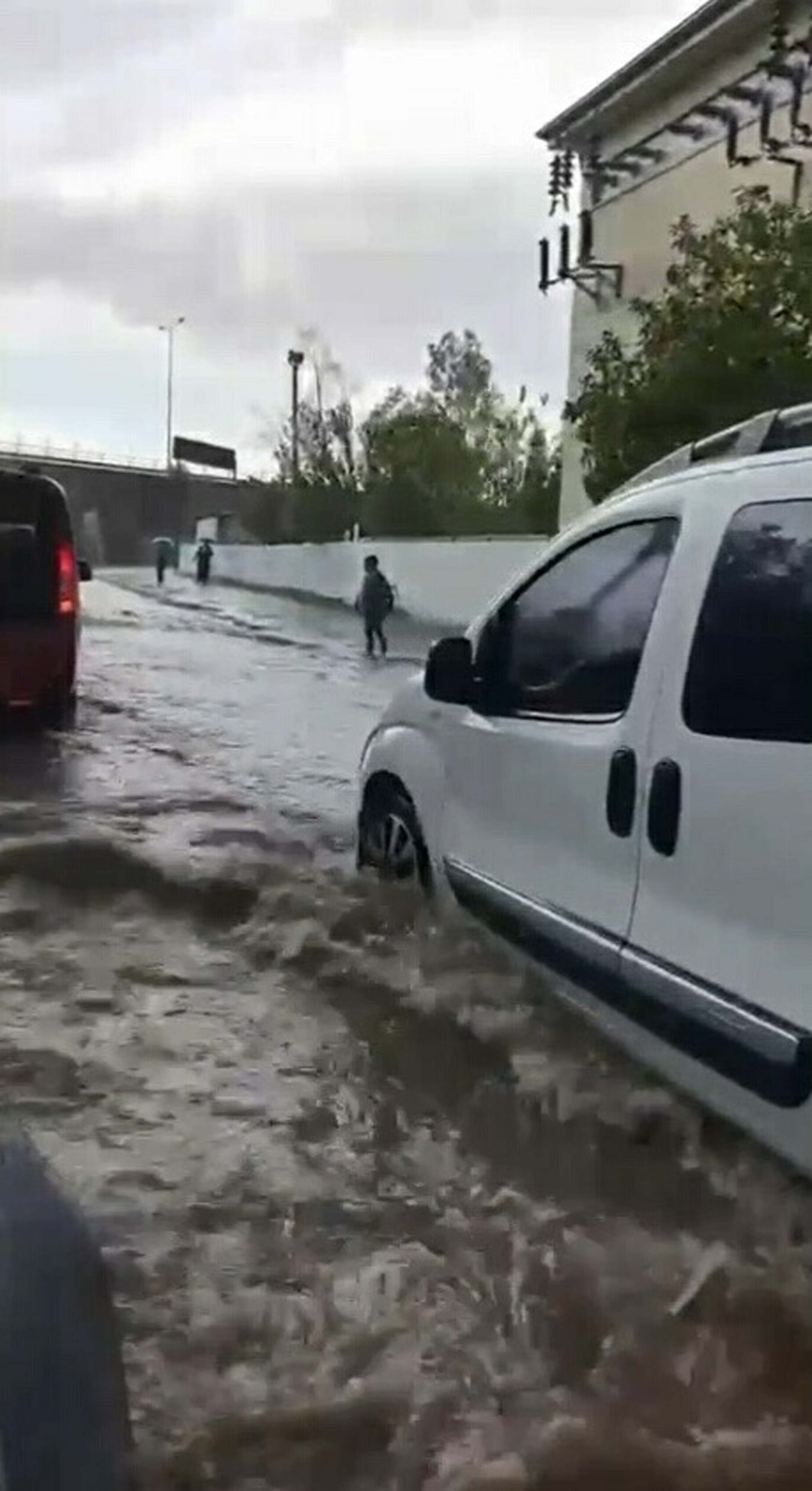 Efeler’de Sağanak Yağış Cadde Ve Sokakları Su Bastı (2)