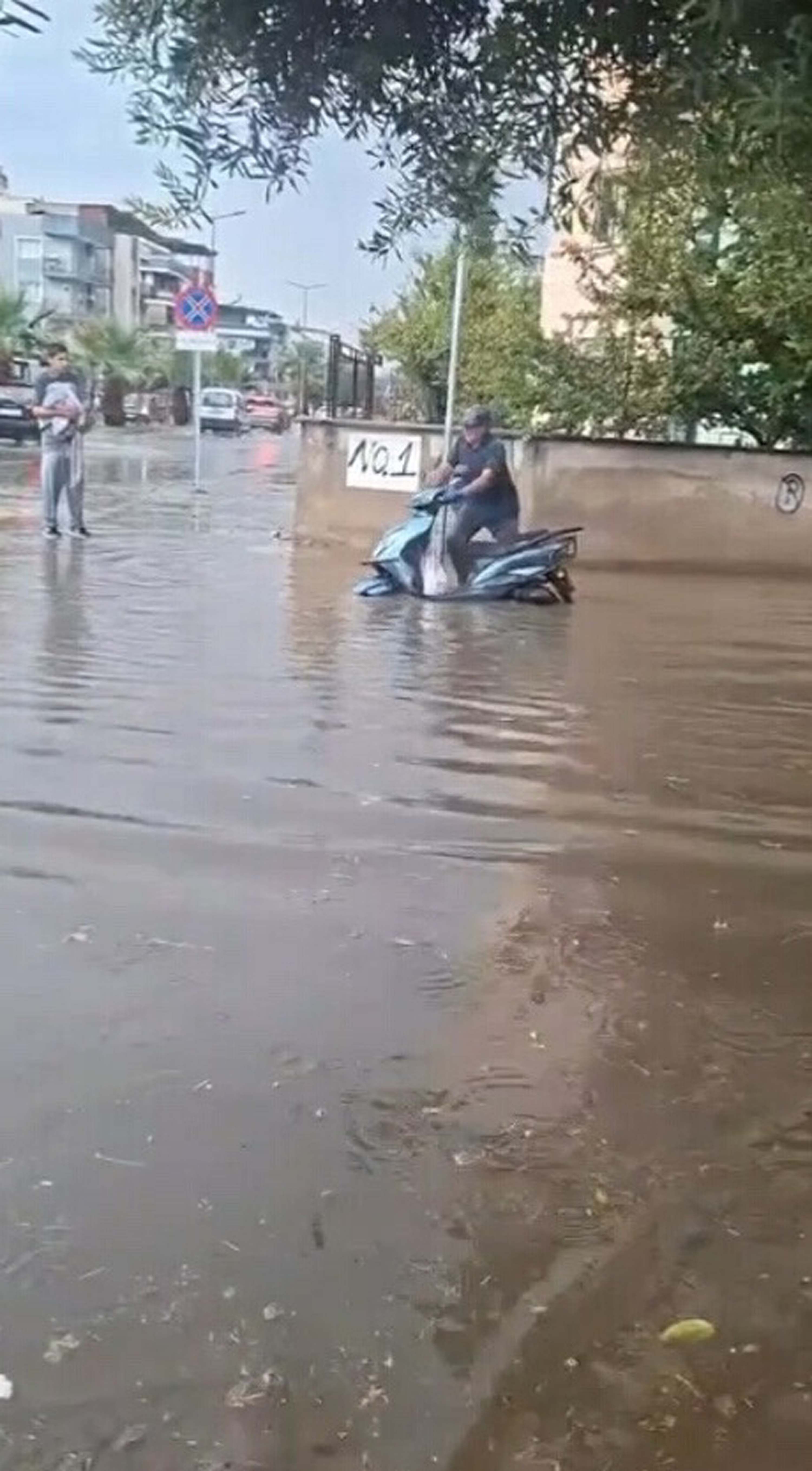 Efeler’de Sağanak Yağış Cadde Ve Sokakları Su Bastı (3)
