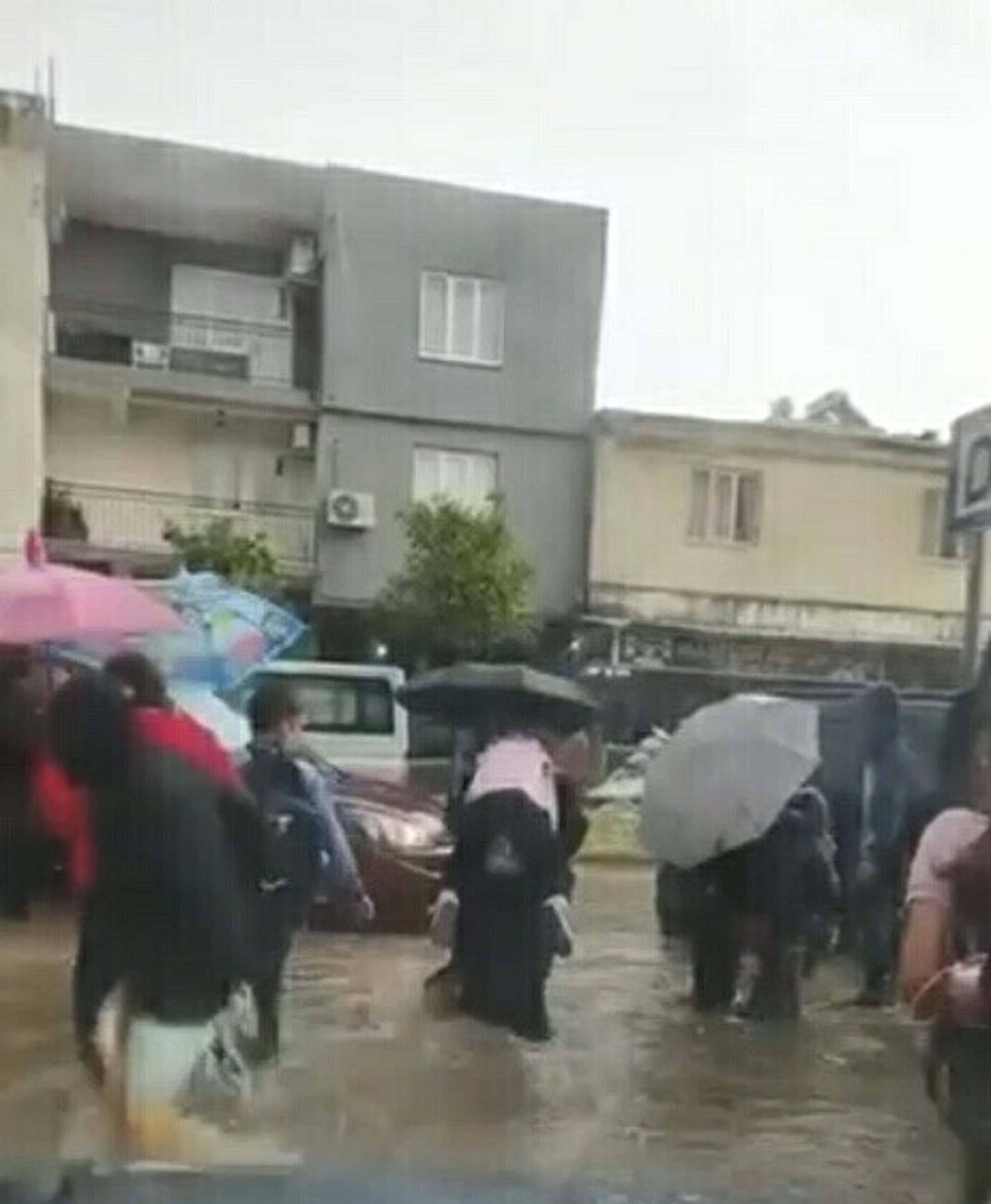 Efeler’de sağanak yağış cadde ve sokakları su bastı