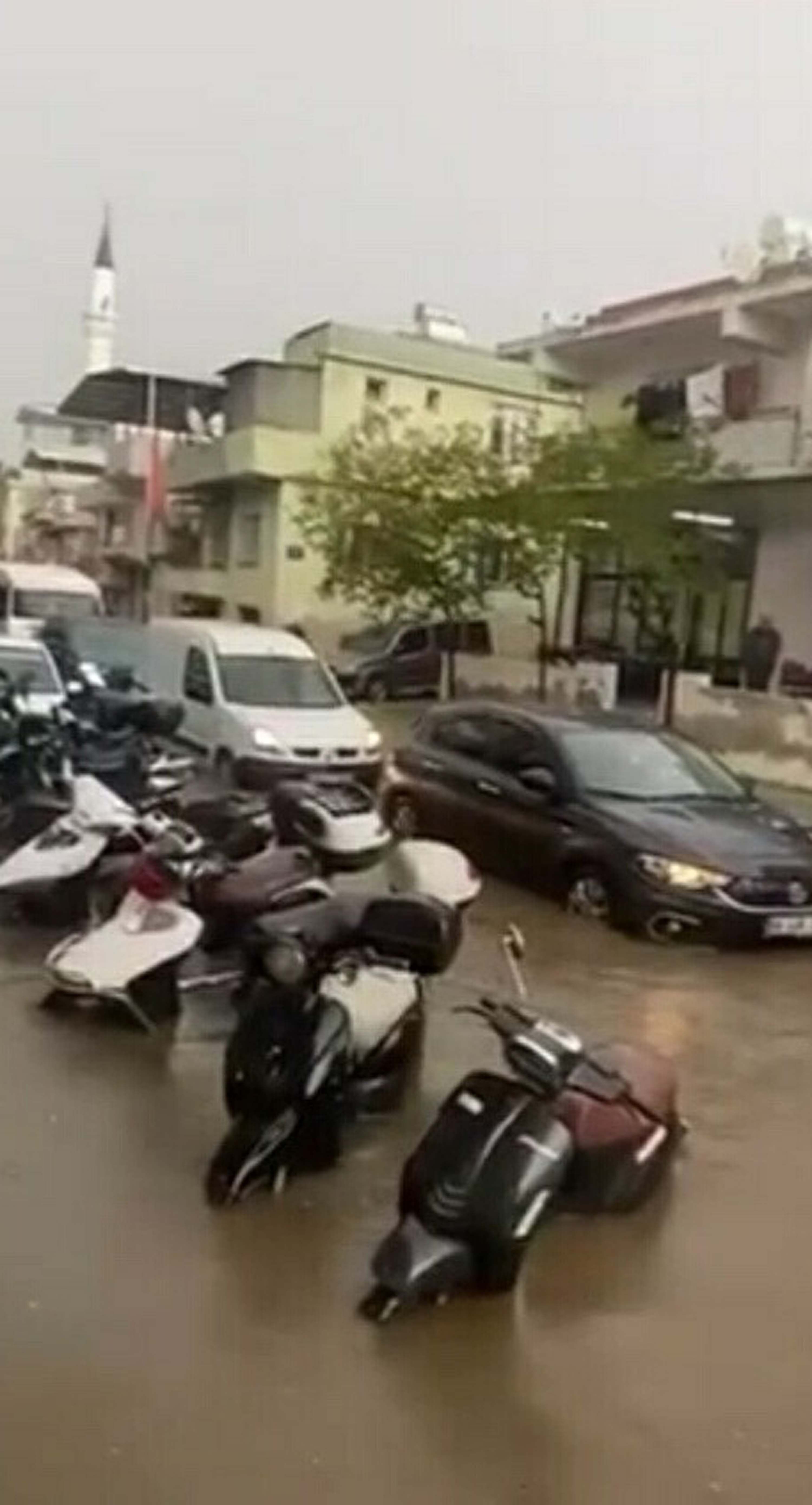 Efeler’de Sağanak Yağış Cadde Ve Sokakları Su Bastı
