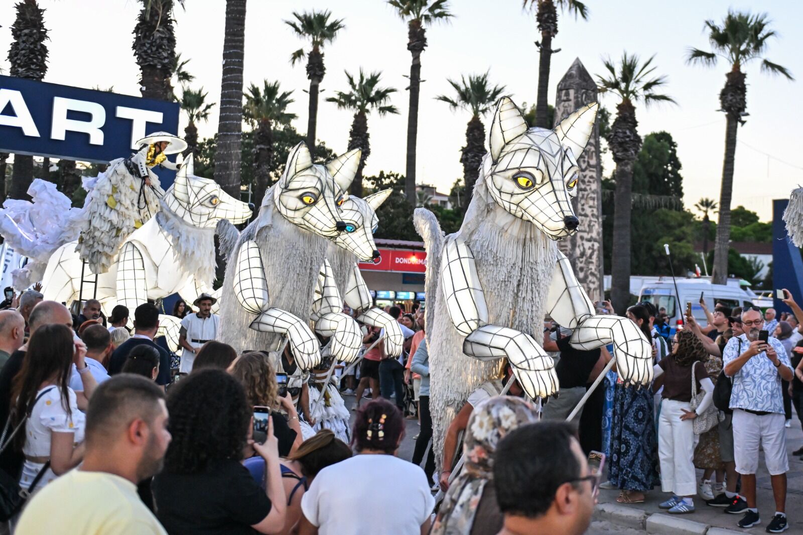 İzmir Enternasyonal Fuarı’nda Beyaz Tilki Ilgi Odağı Oldu (4)