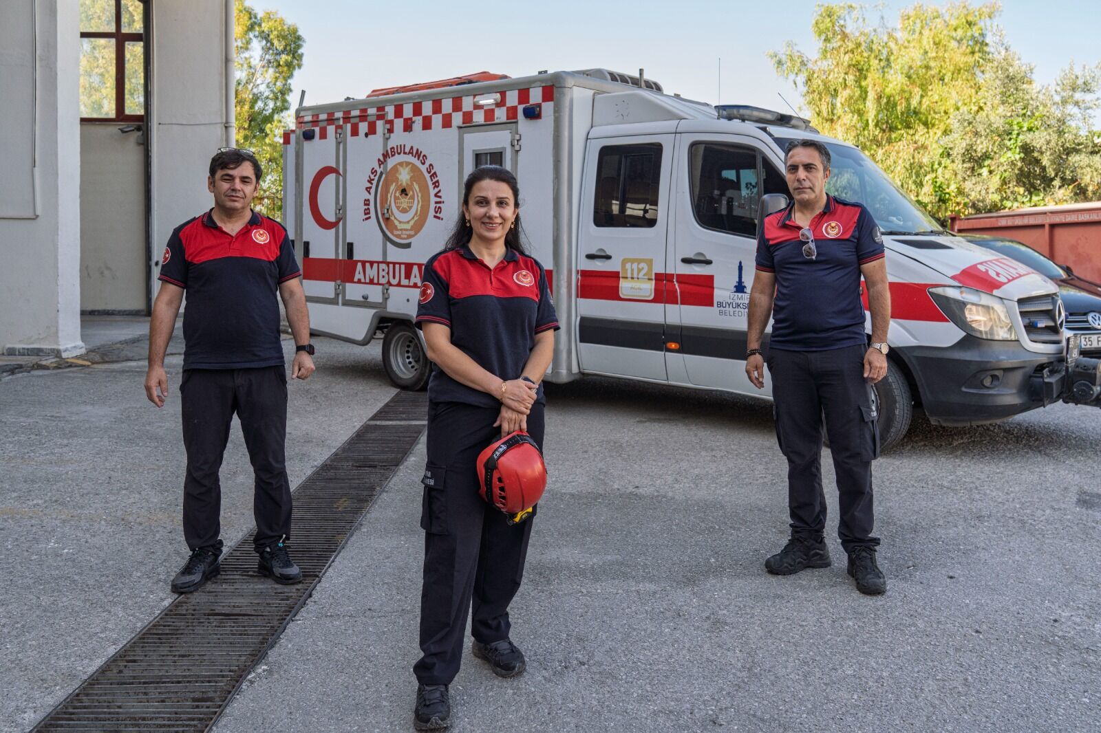 İzmir’de Doğum Sancıları Başlayan Rabia Akkeçe’nin Hastaneye Nakli Mümkün Olmayınca Itfaiye Paramedikleri Doğumu Evde Gerçekleştirdi (3)