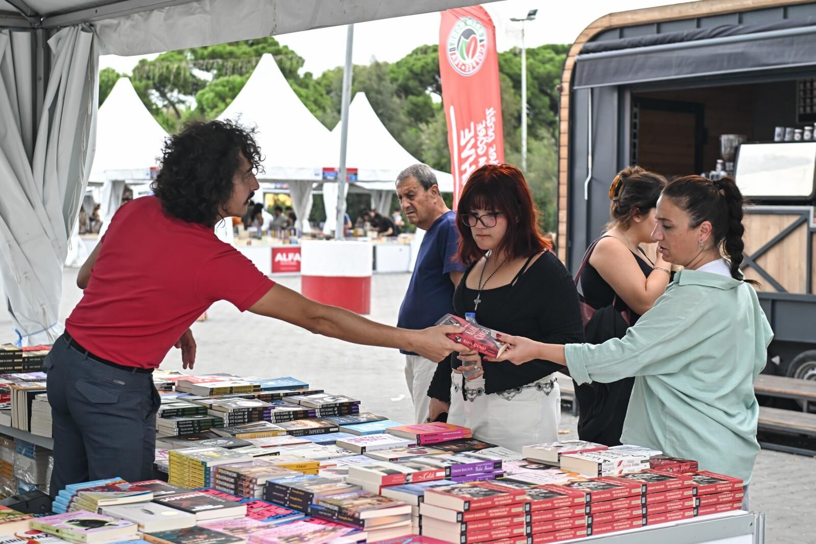 İzmir’de Kitap Ve Kültür Sanat Buluşması 27 Eylül’e Kadar Kültürpark’ta Devam Edecek (1)