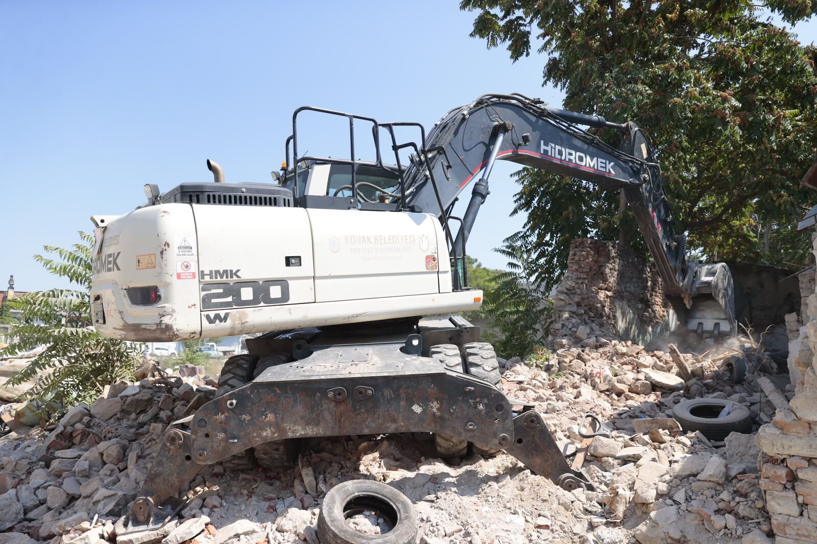 Konak’ta Güvenliği Tehdit Eden Metruk Yapılar Tek Tek Yıkılıyor (3)