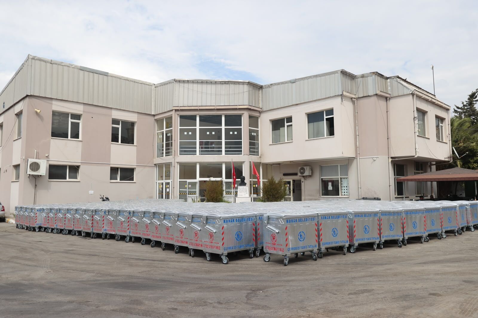 Konak’ta Konteynerler Yenilenmeye Devam Ediyor (10)