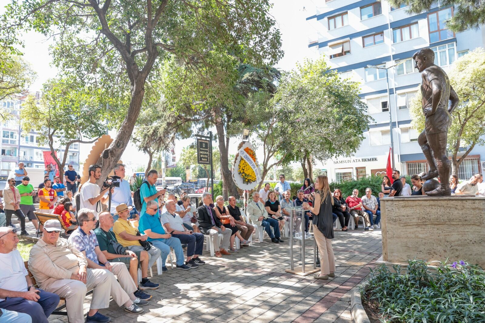 Konak’ta Vefa Dolu Buluşma Metin Oktay Heykeli Önünde Anıldı (11)