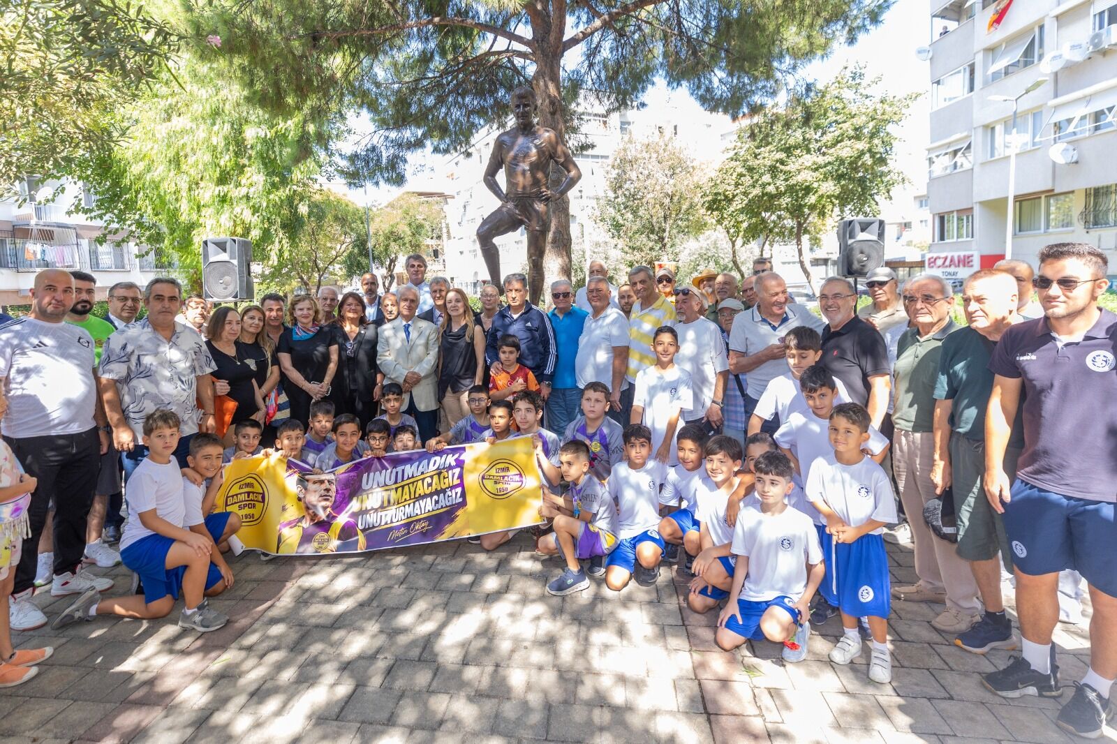 Konak’ta Vefa Dolu Buluşma Metin Oktay Heykeli Önünde Anıldı (2)