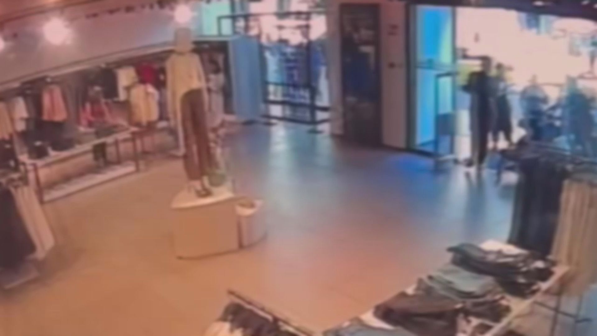Mağazadan 24 Ürünle Çıktı, Güvenlik Görevlileri Durdurdu-1