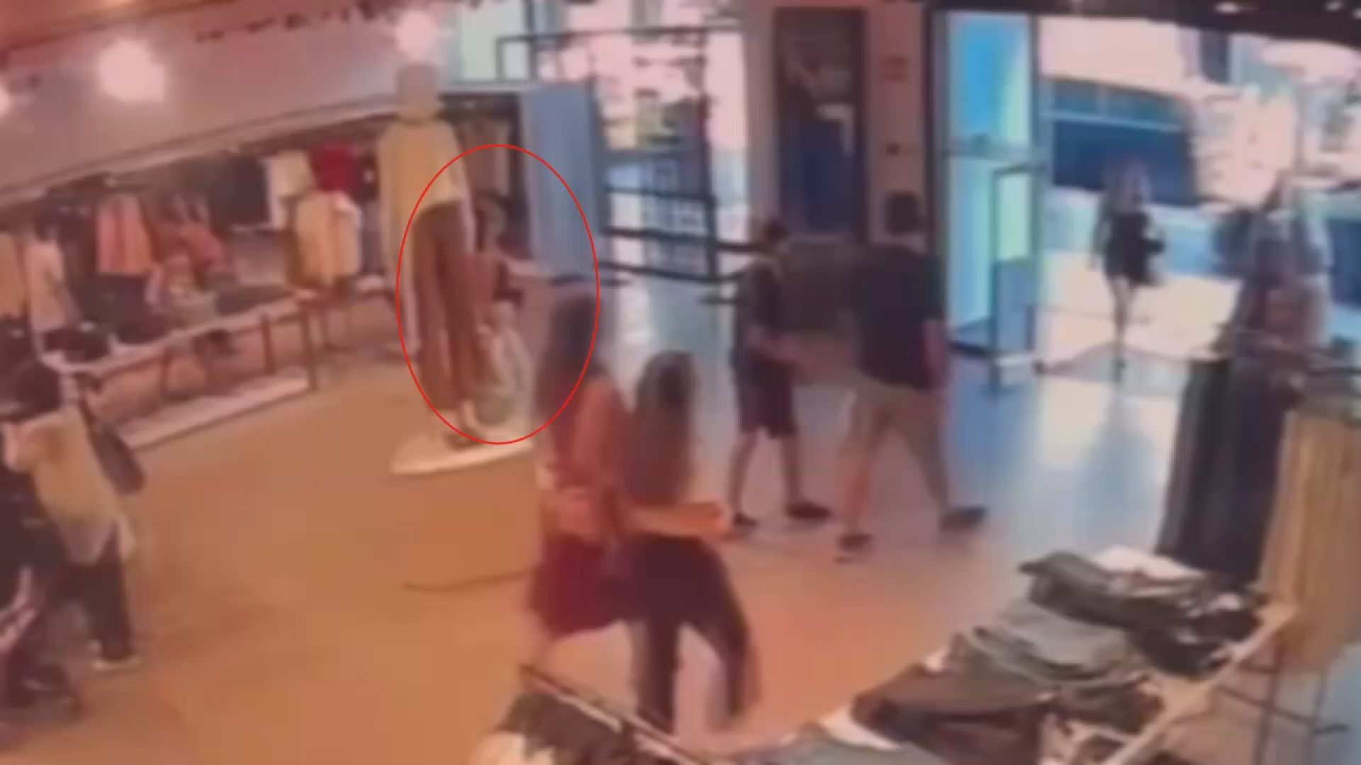 Mağazadan 24 Ürünle Çıktı, Güvenlik Görevlileri Durdurdu (2)