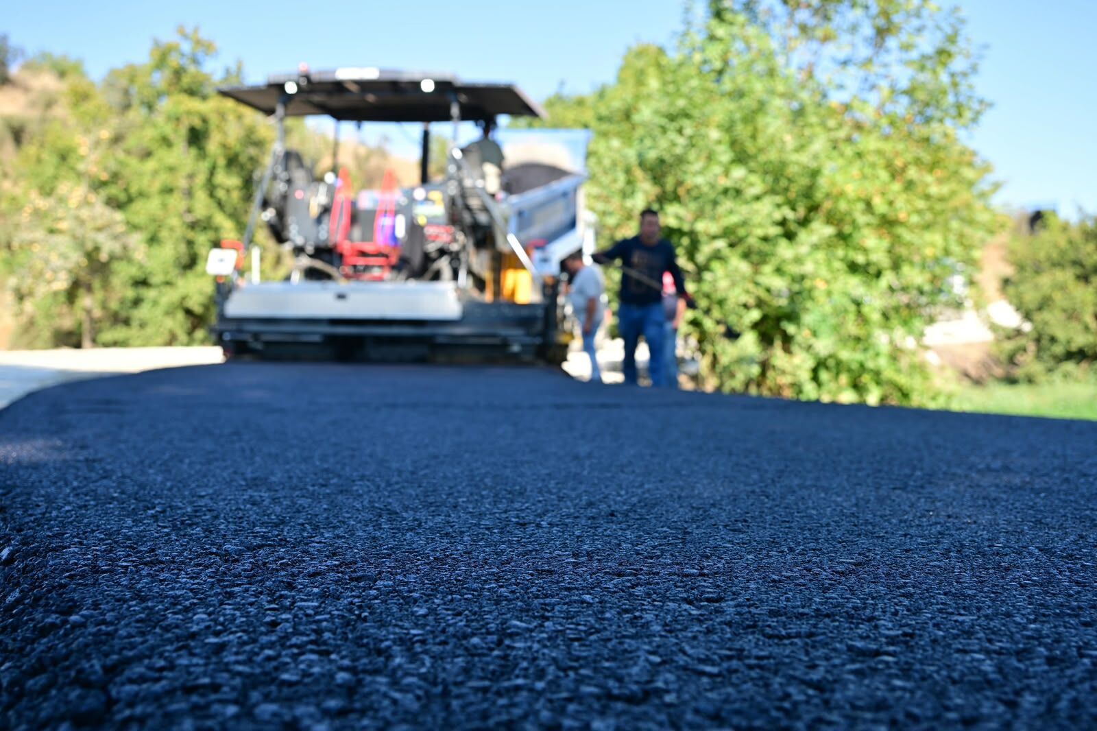 Manisa Büyükşehir, Sarıgöl’de 6 Kilometrelik Yolu Sıcak Asfaltla Buluşturuyor (8)