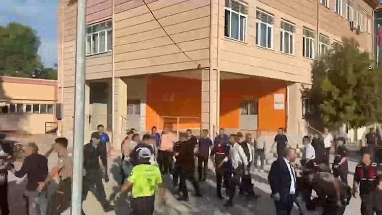 Manisa'nın Turgutlu Ilçesinde Okul Önünde Silahla Ateş Edildiği Ihbarı Paniğe Neden Oldu. (2)
