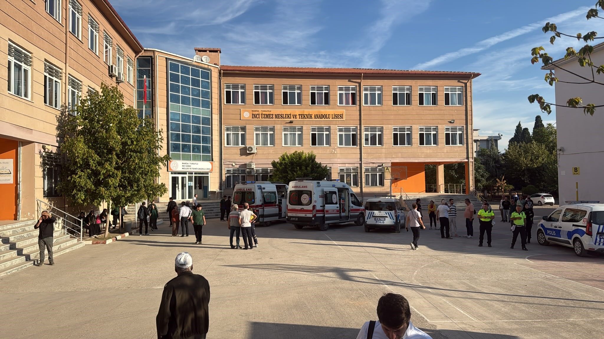 Manisa'nın Turgutlu Ilçesinde Okul Önünde Silahla Ateş Edildiği Ihbarı Paniğe Neden Oldu. (3)