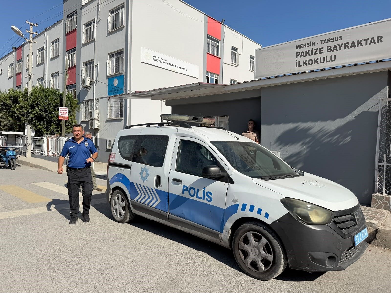 Mersin'in Tarsus Ilçesinde Bir Ilkokul Öğrencisinin Çantasında Tabanca Bulundu. Olayla Ilgili Öğrencinin Babası Gözaltına Alınırken, 7 Yaşındaki Çocuk Çocuk Şube Müdürlüğüne Götürüldü (1)