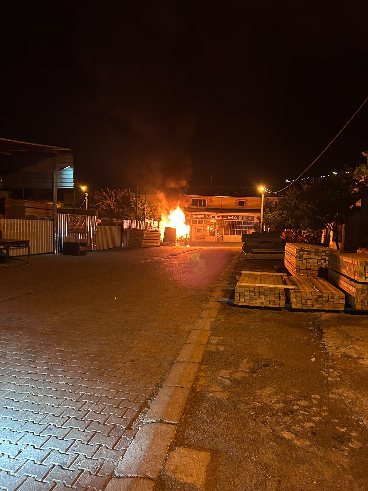 Nevşehir’de Park Halindeki Minibüs Alevlere Teslim Oldu (2)