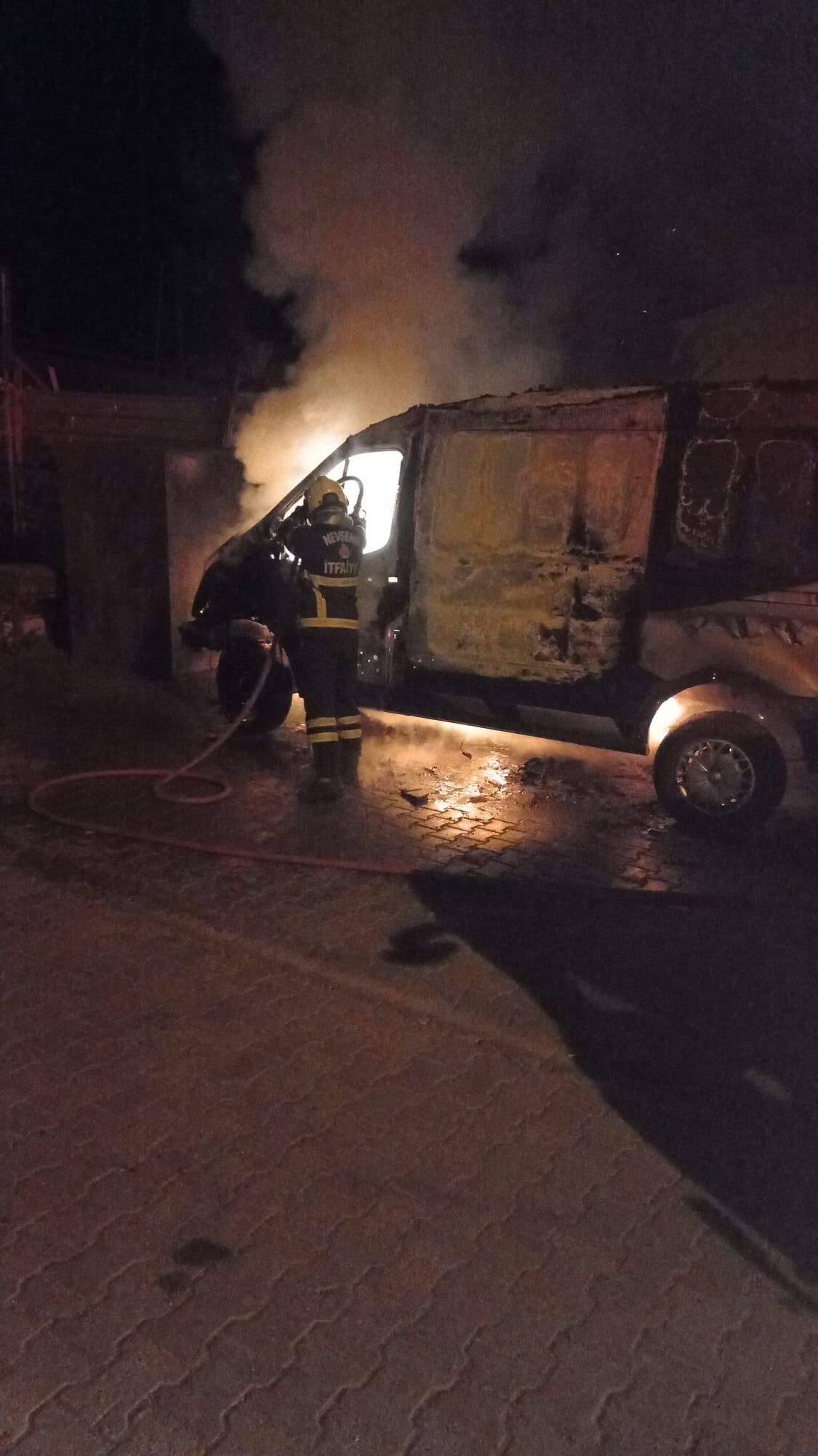 Nevşehir’de Park Halindeki Minibüs Alevlere Teslim Oldu (3)
