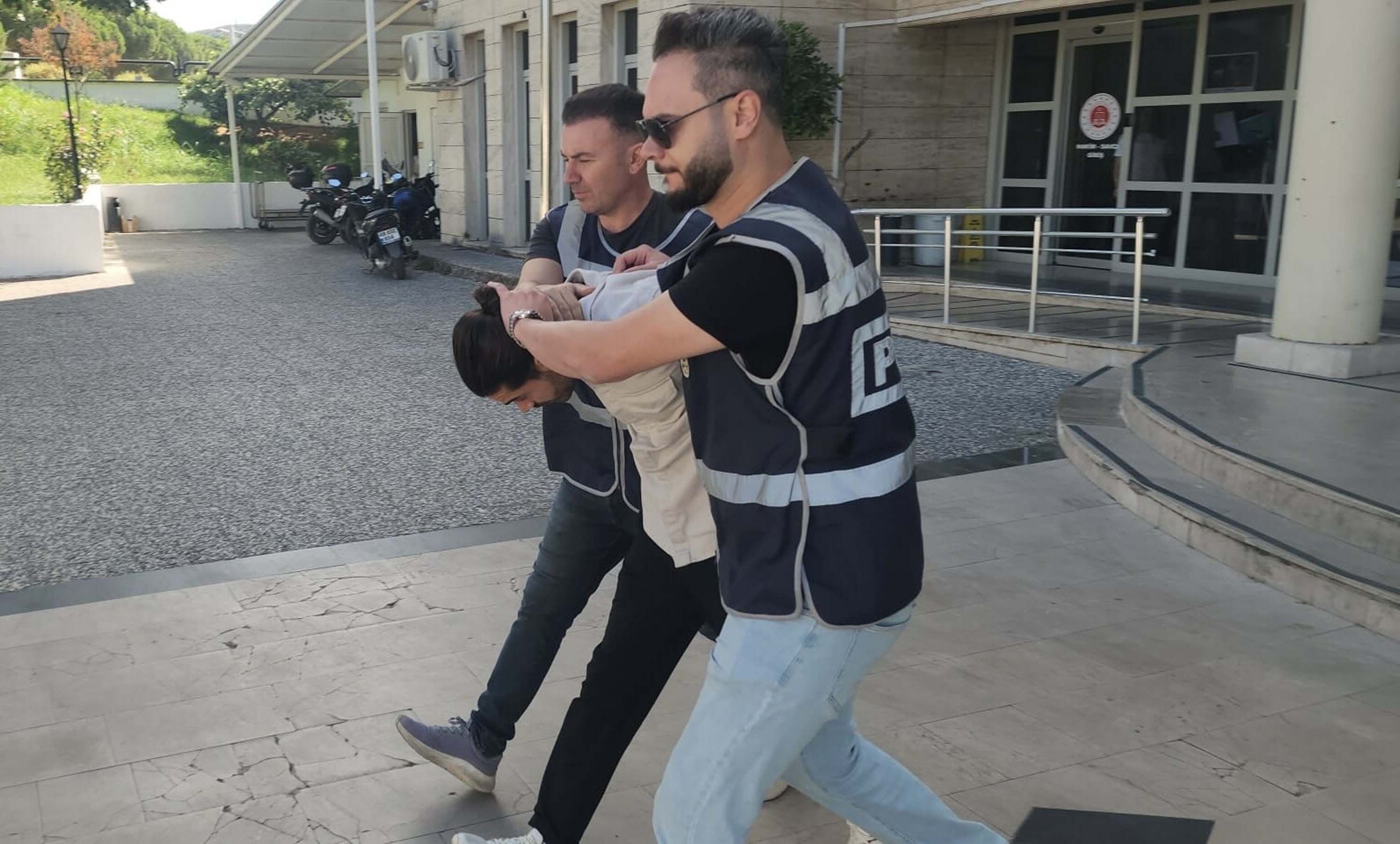 Okul Bahçesindeki Atatürk Büstünü Söken Şüpheli Tutuklandı (2)