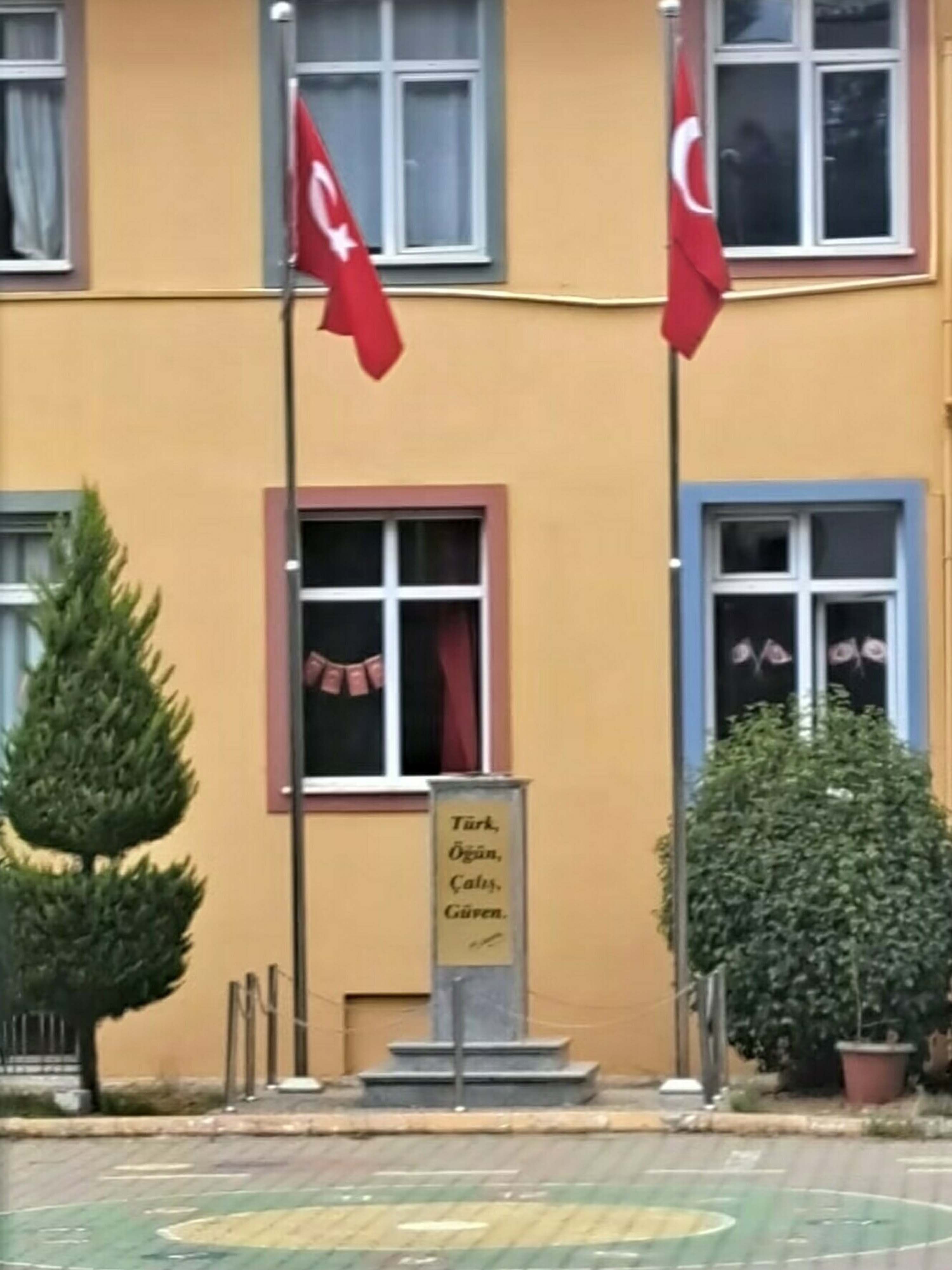 Okul Bahçesindeki Atatürk Büstünü Söken Şüpheli Tutuklandı