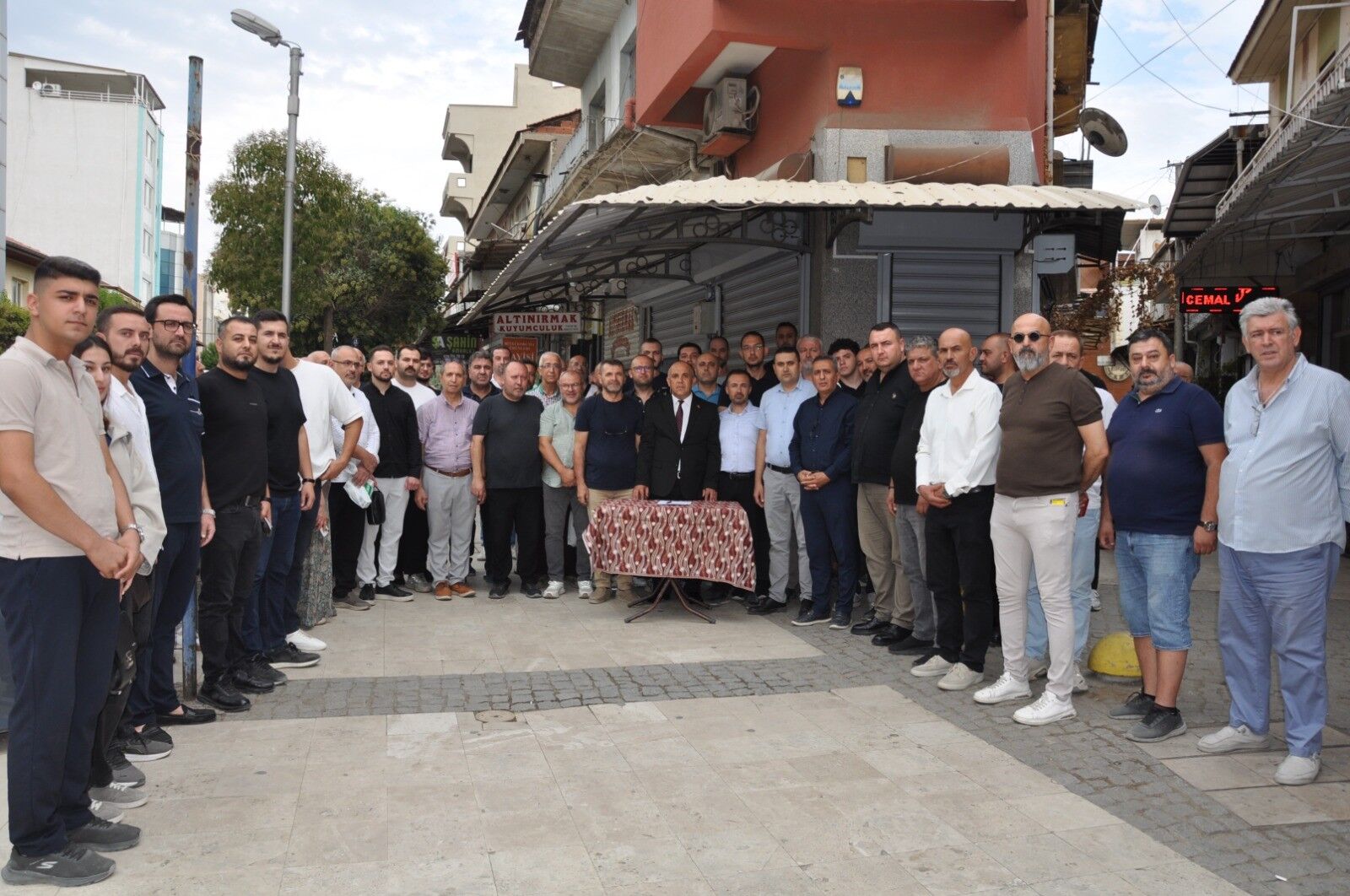 Salihli’de Kuyumcu Soygunu Girişiminin Ardından Esnaf Kepenk Indirdi (4)