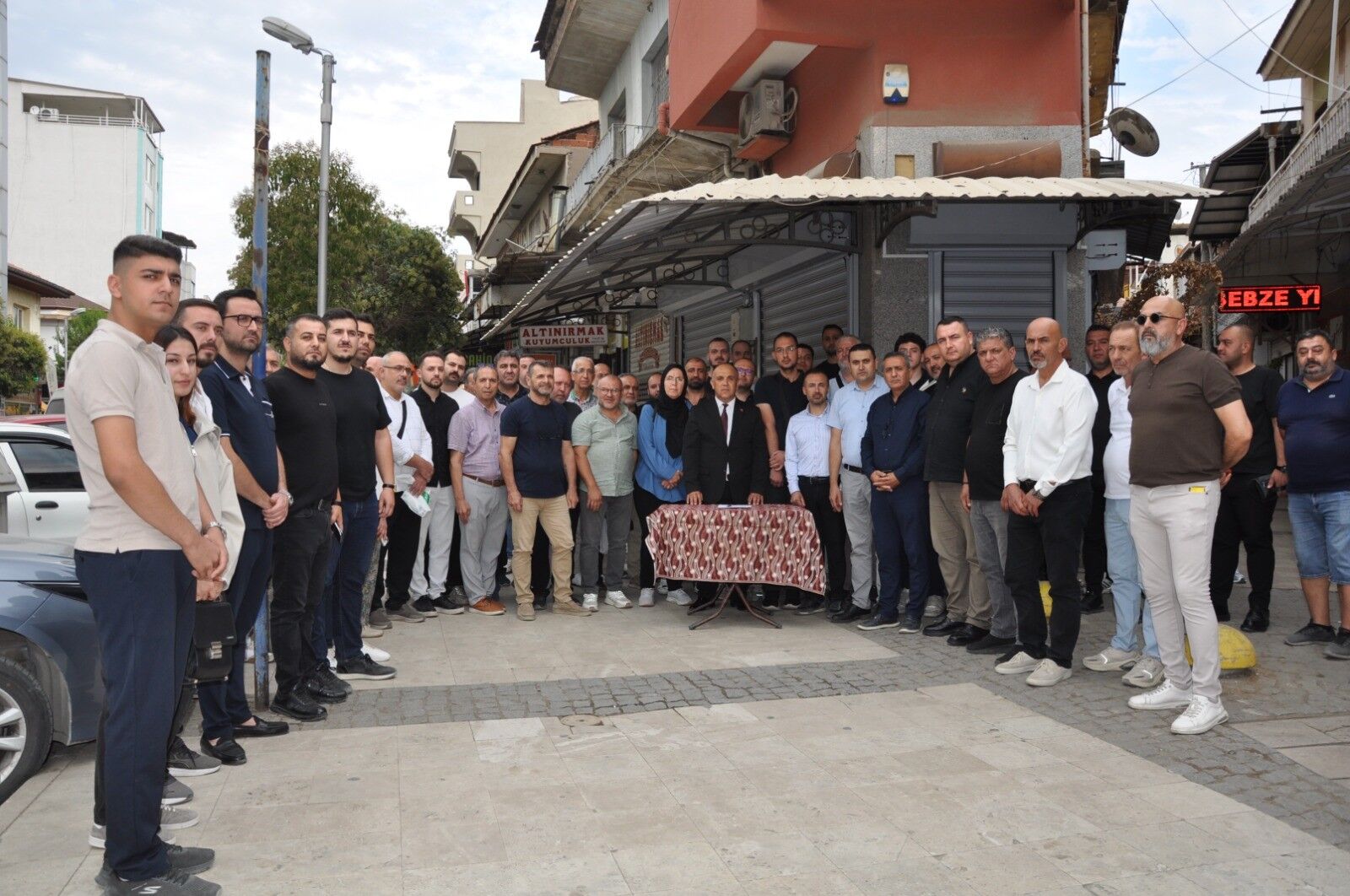 Salihli’de Kuyumcu Soygunu Girişiminin Ardından Esnaf Kepenk Indirdi