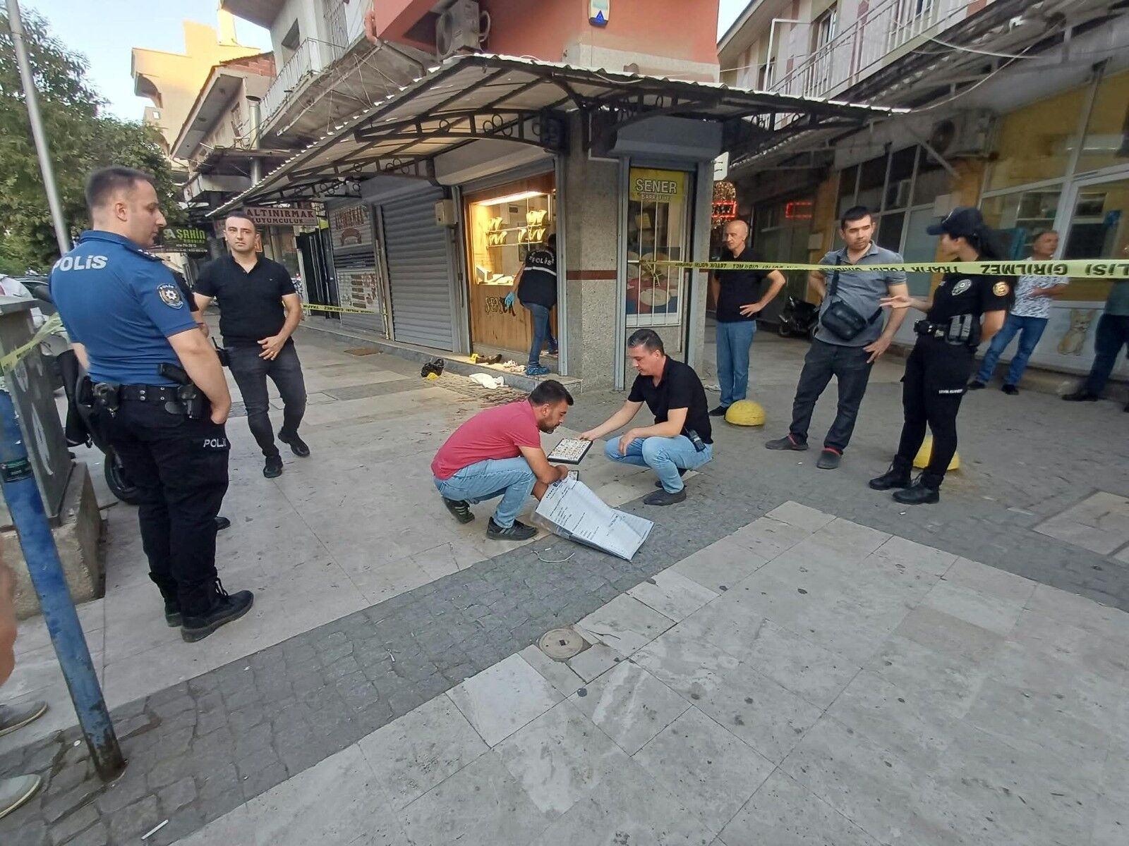Salihli’de Kuyumcuya Silahlı Baskın 2 Yaralı (4)