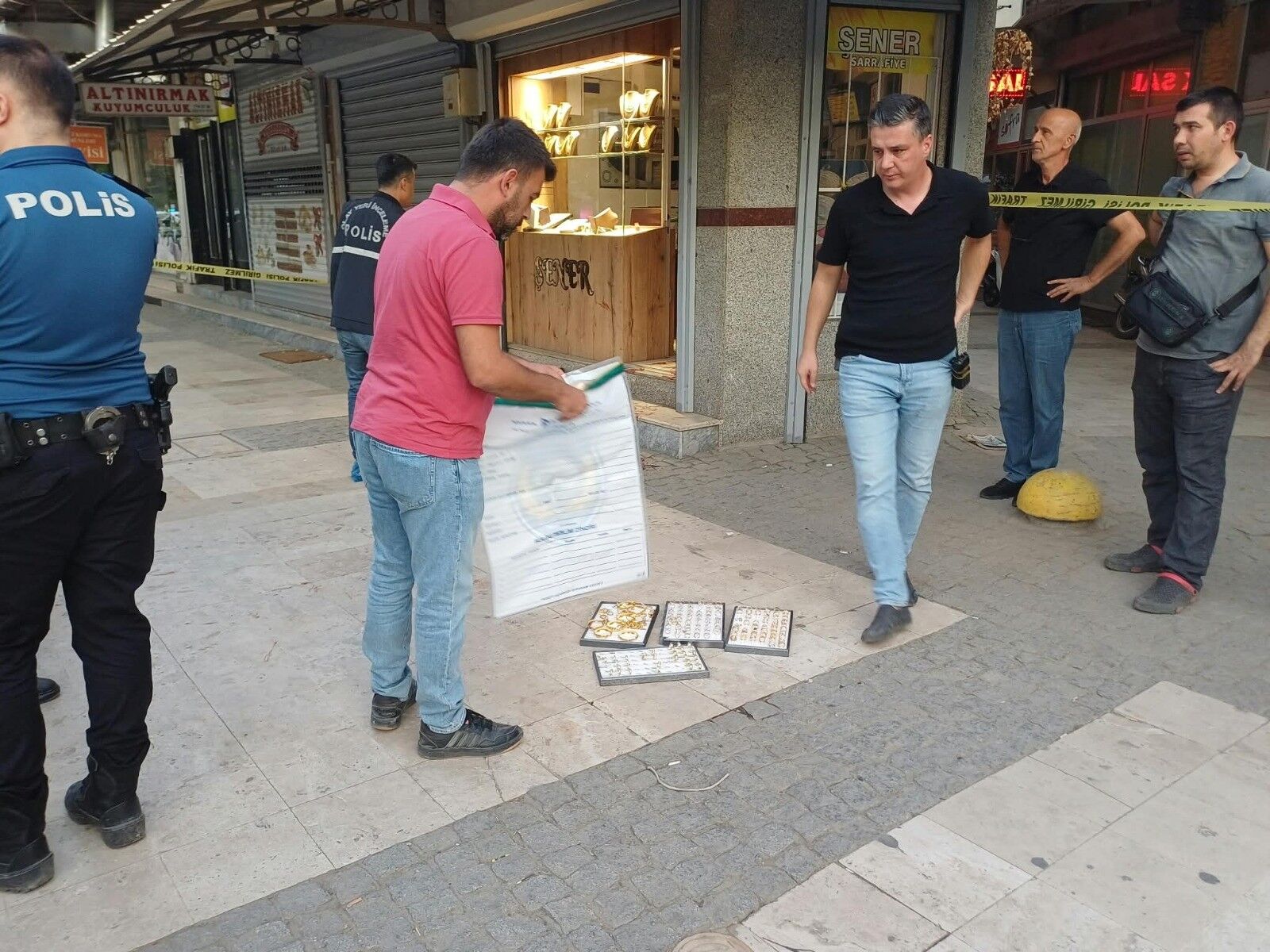 Salihli’de Kuyumcuya Silahlı Baskın 2 Yaralı (5)